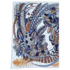 Hermès „Plumes en Fête“ – Kaschmir-Seiden-Schal mit Federmotiv, weiß, blau, gold