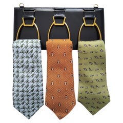 Porte-cravates vintage Hermès en cuir bleu marine avec 3 étriers en métal doré