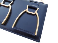 Porte-cravates vintage Hermès en cuir bleu marine avec 3 étriers en métal doré