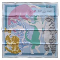 Hermès CHAT CHAT CHAT Sciarpa di seta azzurro, rosa e verde con gatti danzanti ESAURITA