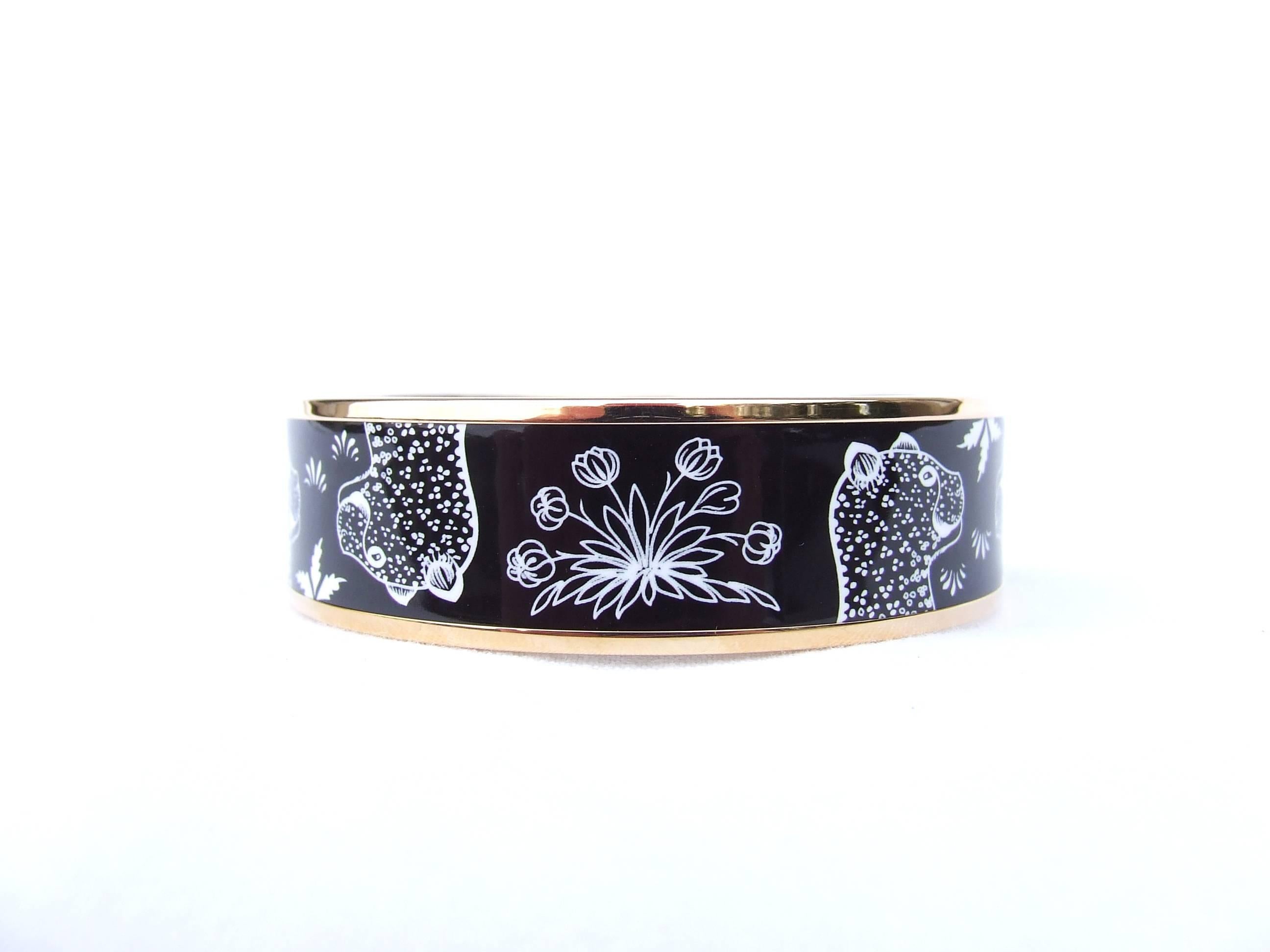Beautiful Authentic Hermes Bracelet 

"LEOPARDS" 

Made in France

Stamp T (2015)

Made of Enamel Printed and Rose Gold Hardware

Colorways: Black Background, White Leopards

"HERMES PARIS" in golden letters inside

Size: