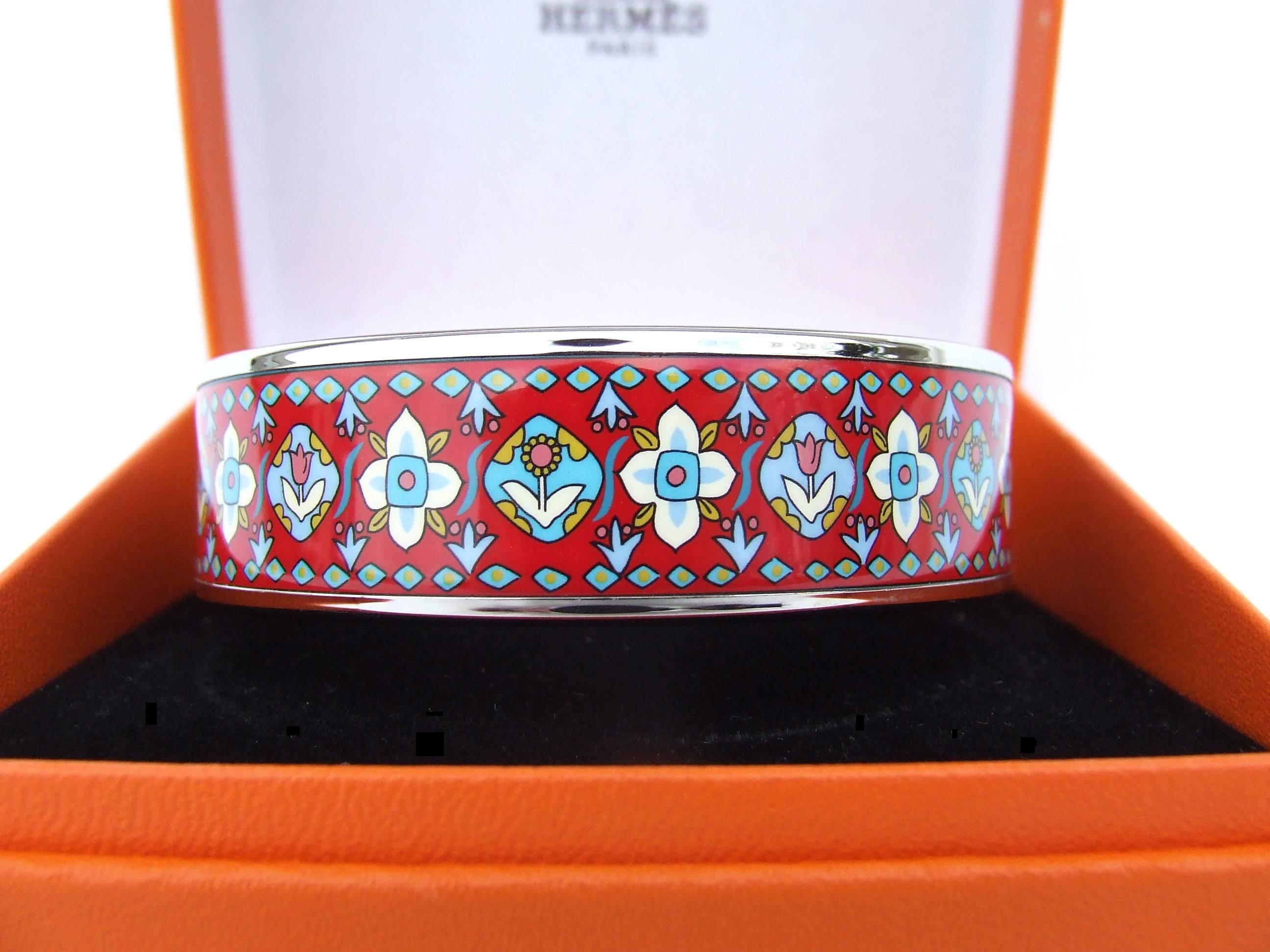 Beautiful Authentic Hermes Bracelet

Pattern: Flowers 

Made in Austria + H

Made of printed Enamel and Palladium Plated Hardware

Colorways: Red Background, Blue and White Flowers, Silver-tone rims

