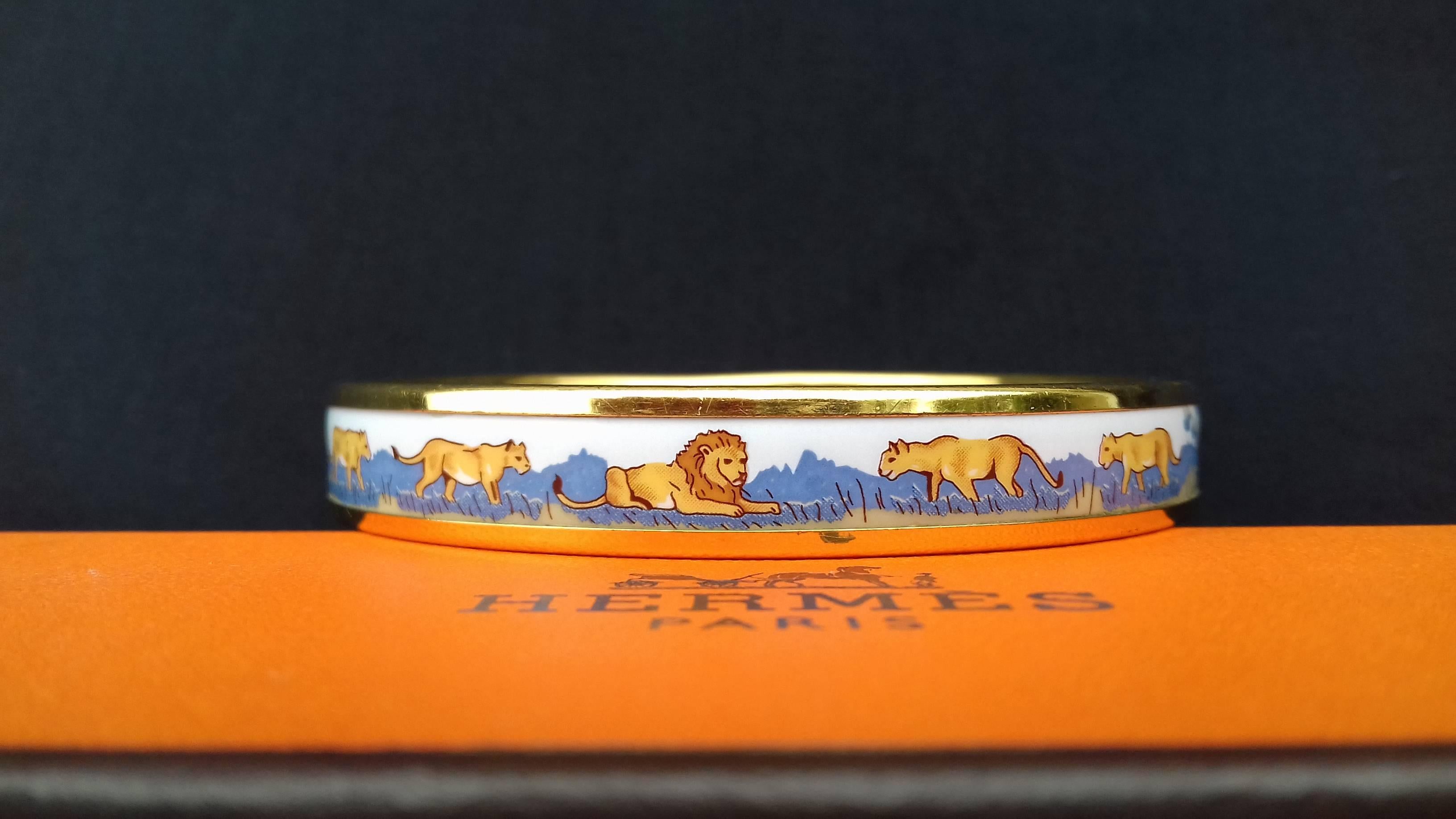 Hard to find Authentic Hermès Bracelet

Pattern: Lions and lionesses in Savannah

Made in Austria + C

Made of Printed Enamel and Gold Plated Hardware

Colorways: White, Blue, Green, Fauve

