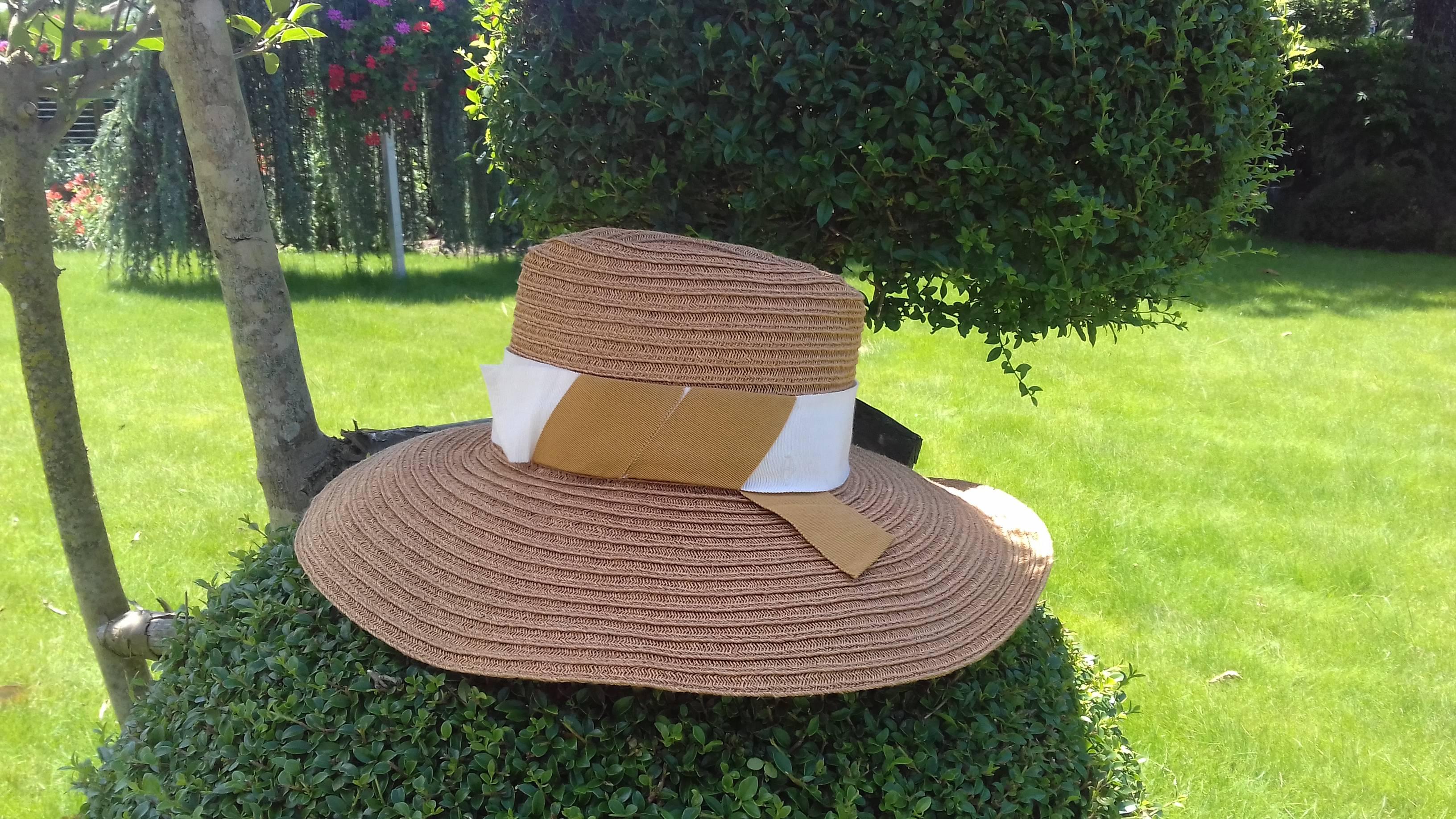 Beautiful Authentic Hermès Sun Hat

Made in Italy

Made of 100% Hemp (Chanvre)

Trimming made of 56% Coton and 44% Viscose

Colorways: Beige 

Decorated with a Ivory and Beige Fabric Band

An 