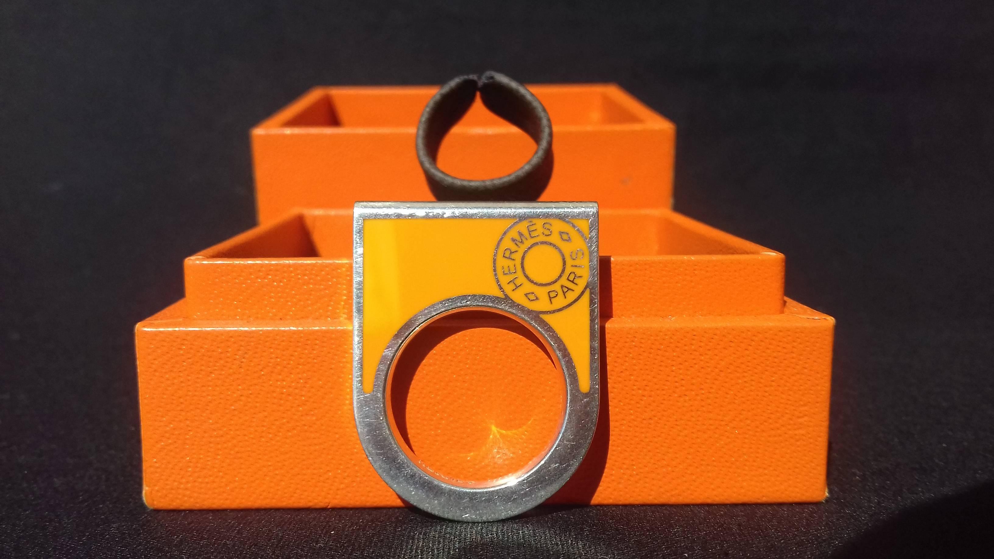Hermès Ring Clou de selle Anhänger Charme Schal Ring Emaille Silber Größe 49 in Box Damen im Angebot