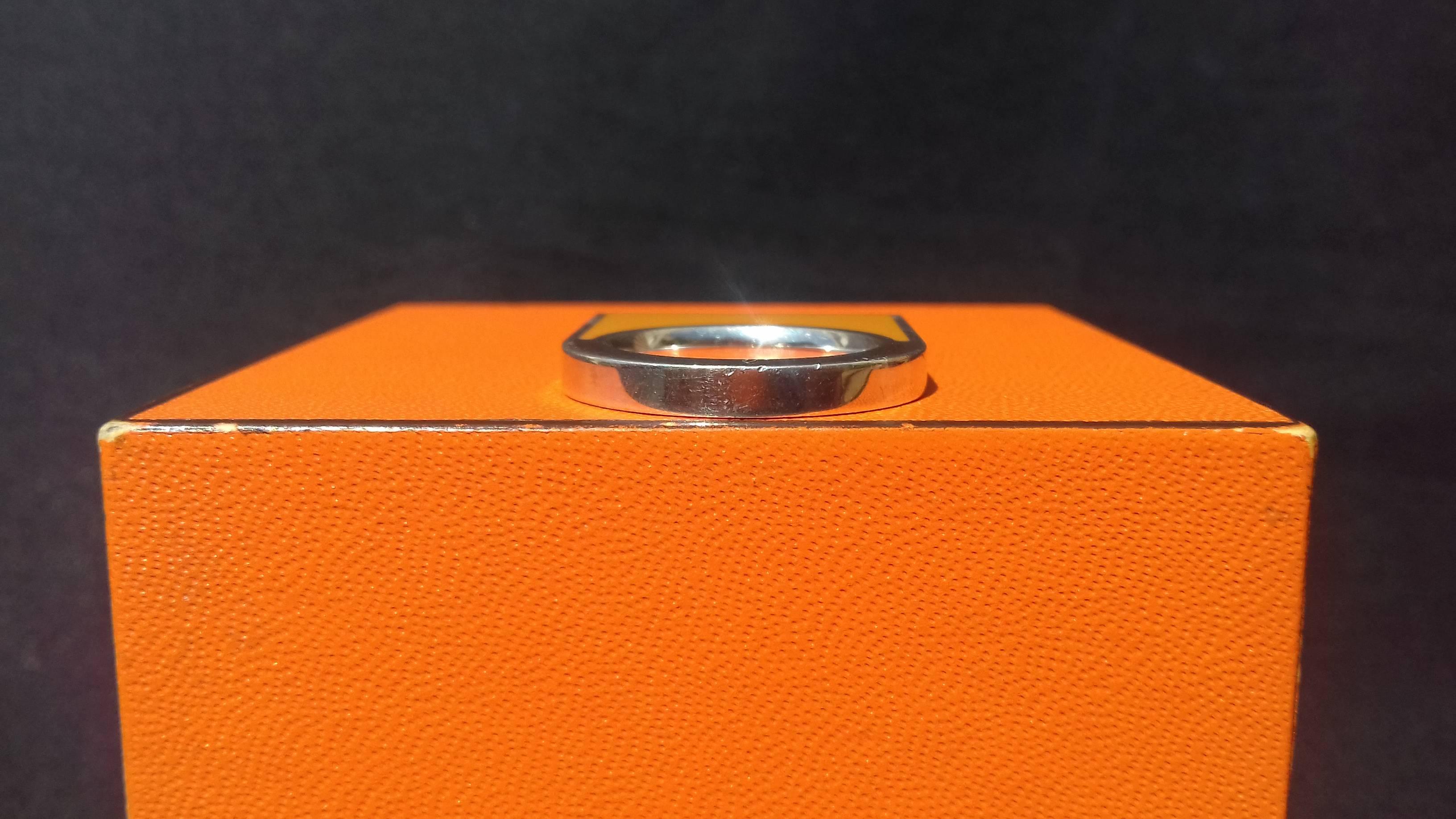Hermès Ring Clou de selle Anhänger Charme Schal Ring Emaille Silber Größe 49 in Box im Angebot 2