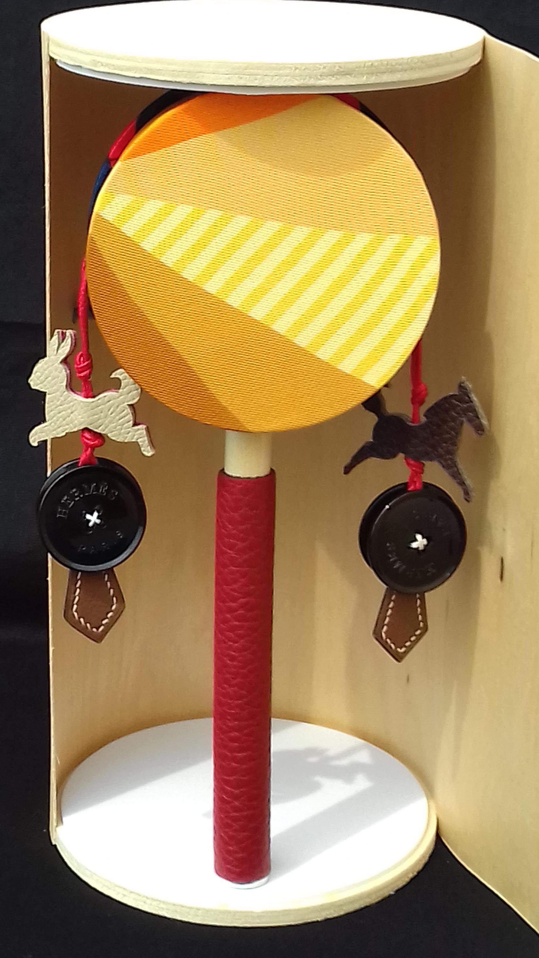 Noir Hermès Petit H Tambourine Rattle Toy Bois en cuir de soie et bois dans la boîte en vente