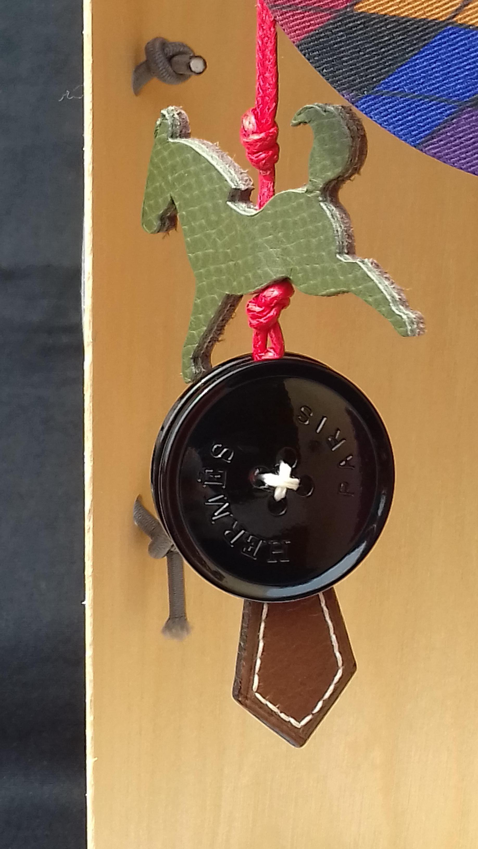 Hermès Petit H Tambourine Rattle Toy Bois en cuir de soie et bois dans la boîte en vente 6