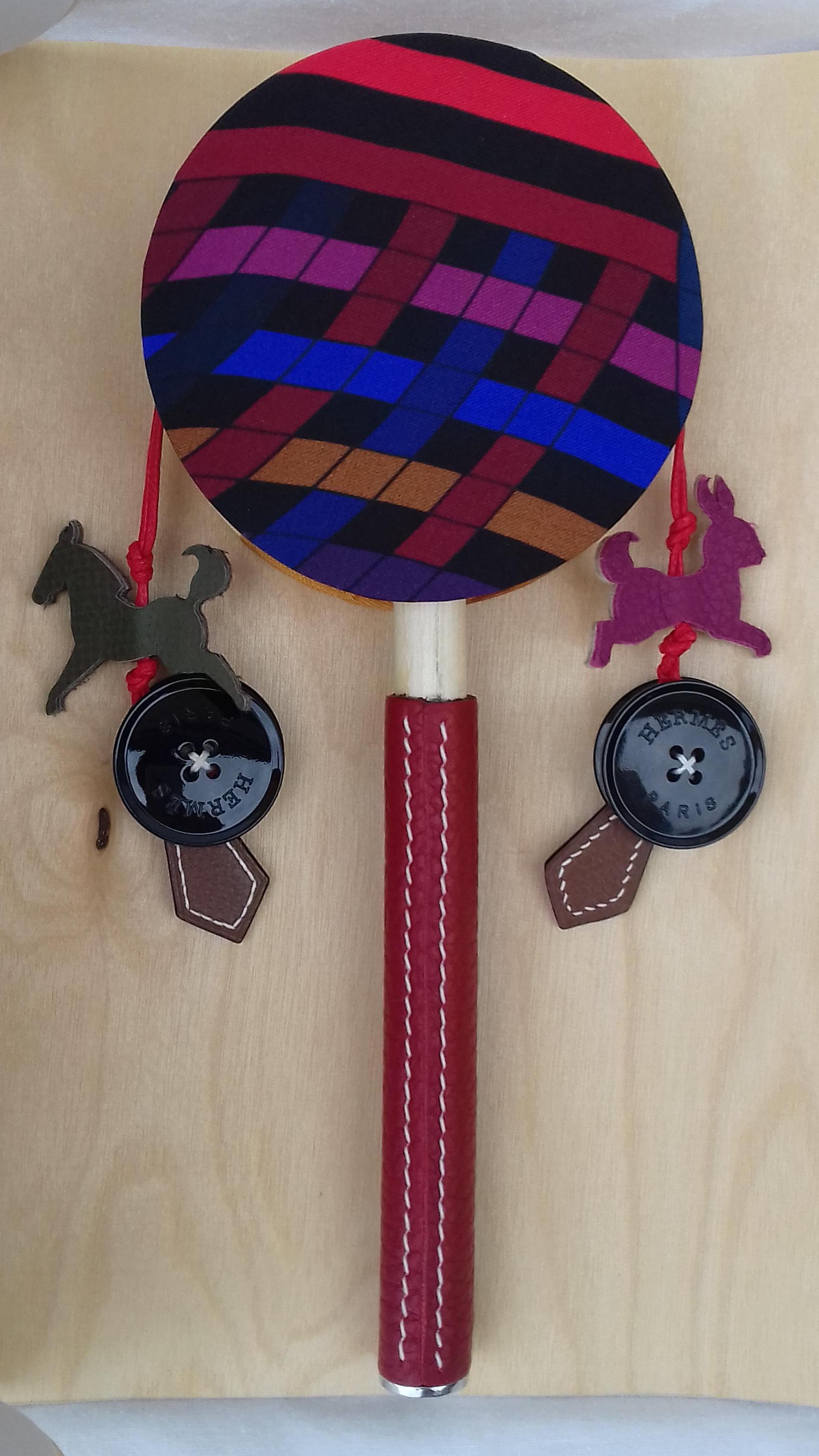 Hermès Petit H Tambourine Rattle Toy Bois en cuir de soie et bois dans la boîte en vente 12