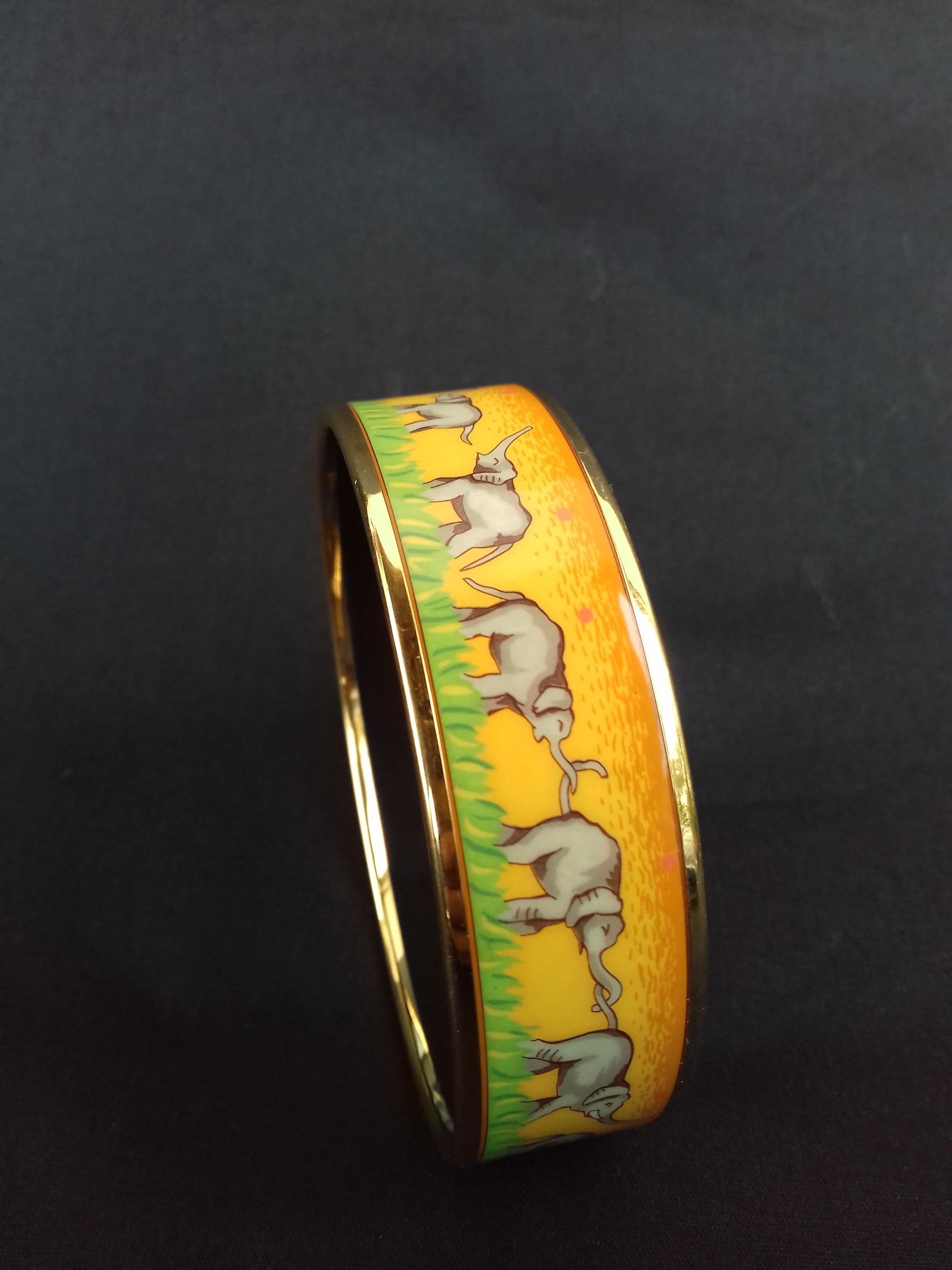 Gorgeous Authentic Hermès Bracelet

Pattern: Elephants Grazing

Hard to find ! One of the most thought after Hermès Bracelet

Made in Austria + J (enamel is made in France since a short time)

Made of printed Enamel and Gold Plated
