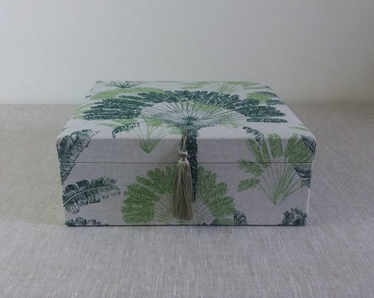 Beautiful storage box entirely handmade

Perfect for storing your Hermès scarves !

Made of Wood Cardboard and covered with a cotton and linen fabric

The lid of the box is slightly padded and decorated with a pompom

Pattern: Leaves, Tropical