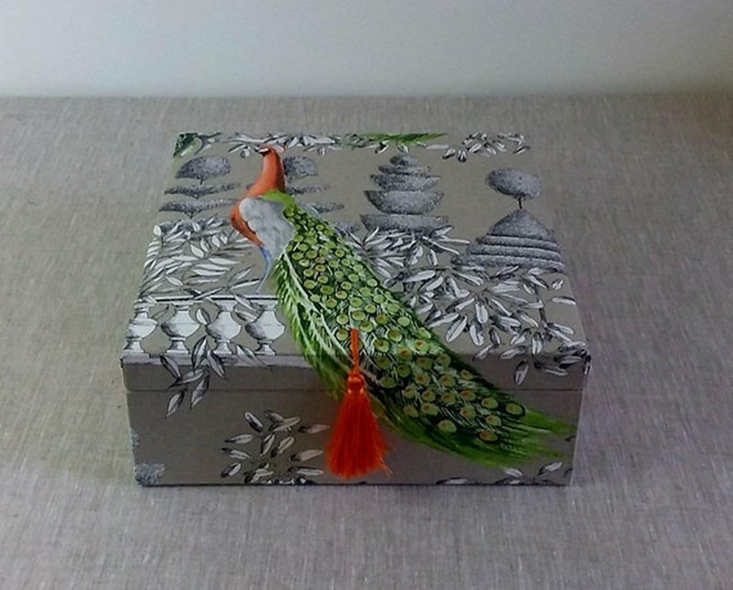 Beautiful storage box entirely handmade

Perfect for storing your Hermès scarves !

Made of Wood Cardboard

Covered with Cotton Fabric

The lid is lightly padded and embellished with an orange pompom

Pattern: Birds

Colorways: Grey, Green, Red,