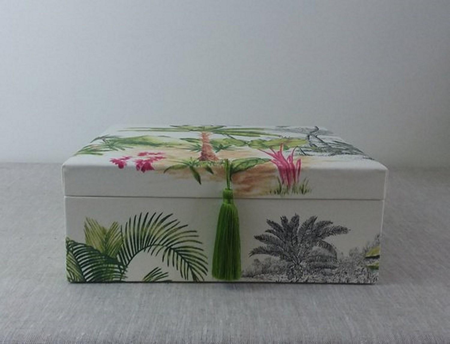 Beautiful storage box entirely handmade

Perfect for storing your Hermès scarves !

Made of Wood Cardboard and covered with Cotton Fabric

The lid is lightly padded and embellished with an green pompom

Pattern: Trees, Palm Trees

Colorways: White,