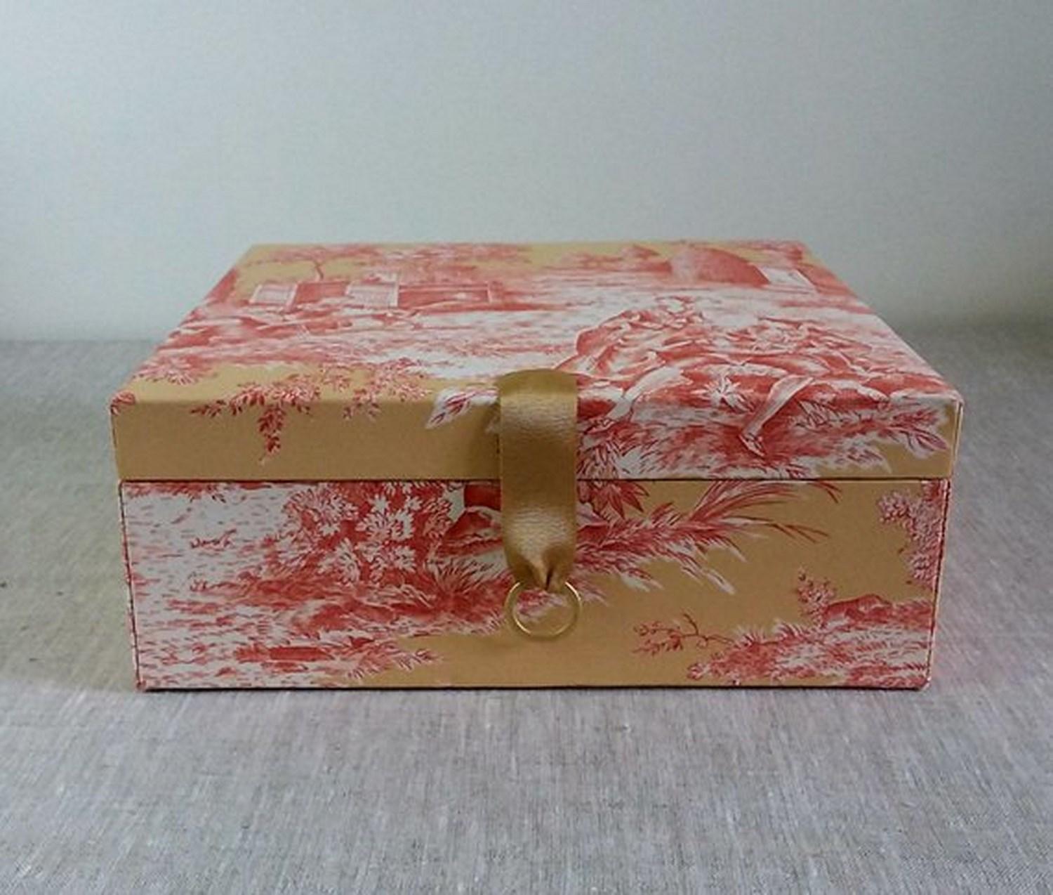 Beautiful storage box entirely handmade

Perfect for storing your Hermès scarves !

Made of Wood Cardboard and covered with Manuel Canovas Cotton Fabric

The lid is lightly padded and embellished with a ribbon

Pattern: Toile de Jouy (characters in