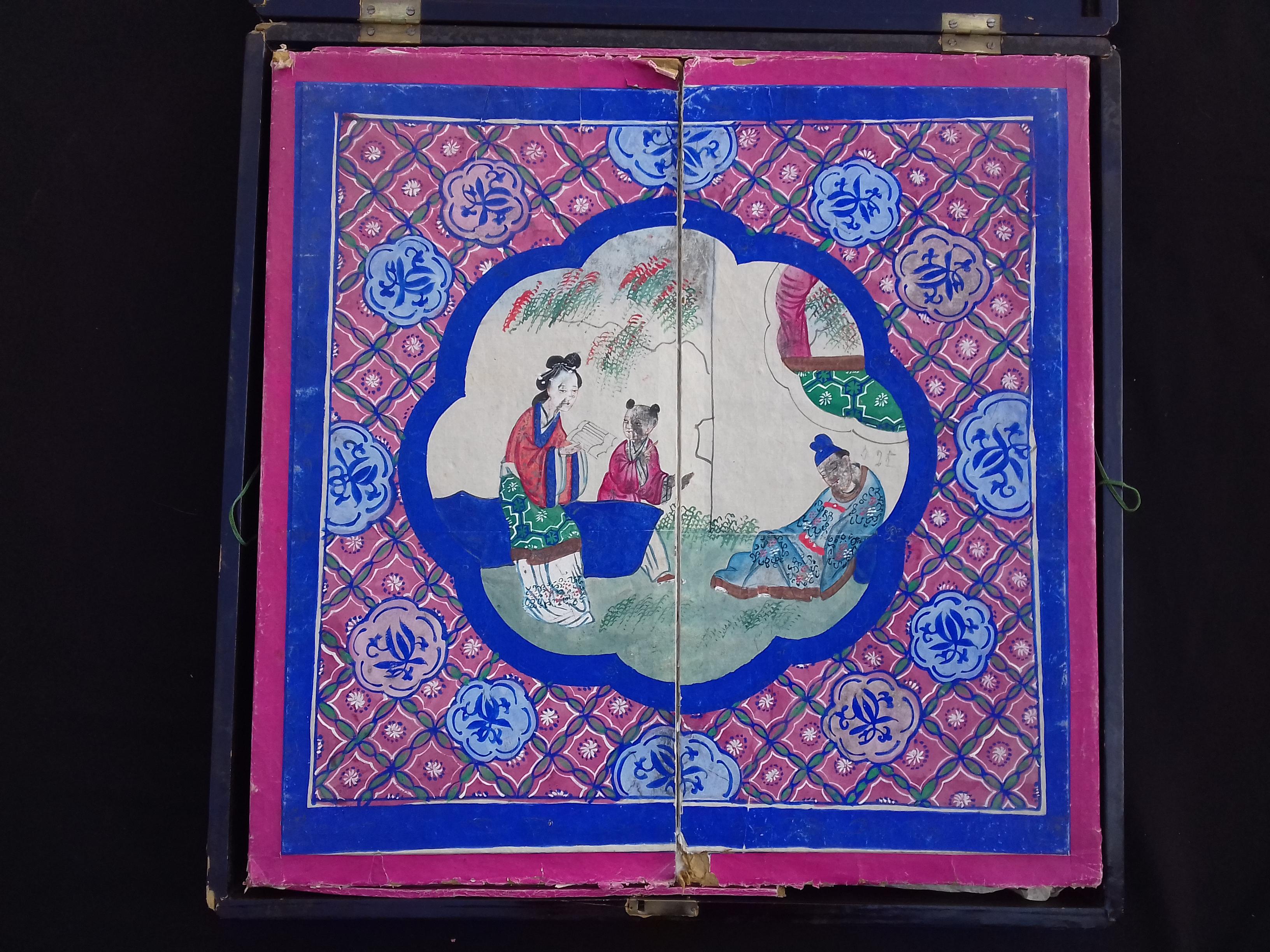 Großer Manila-Schal aus bestickter Seide in chinesischer Schachtel China aus dem späten 19. Jahrhundert im Angebot 5