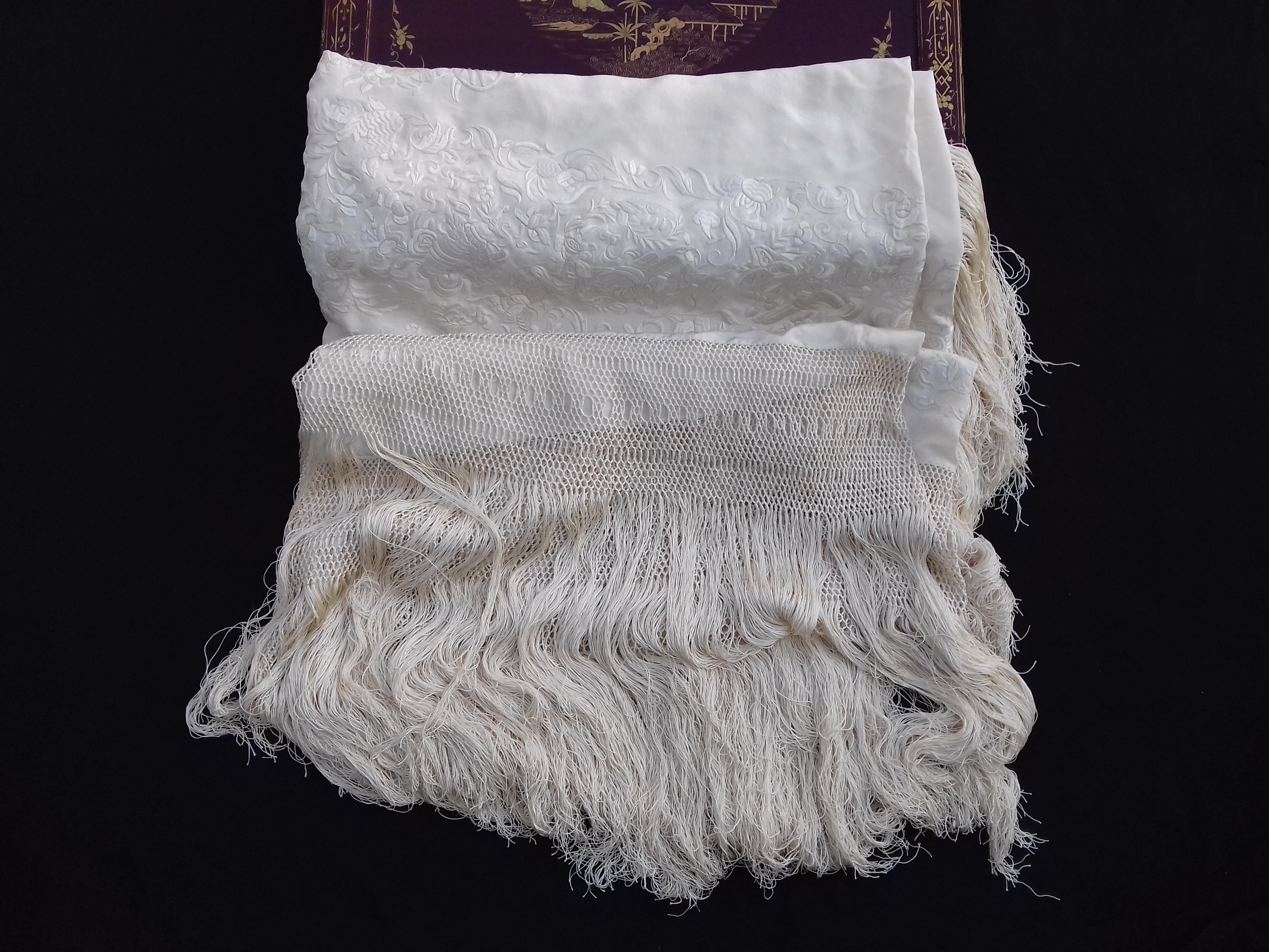 Großer Manila-Schal aus bestickter Seide in chinesischer Schachtel China aus dem späten 19. Jahrhundert im Angebot 12