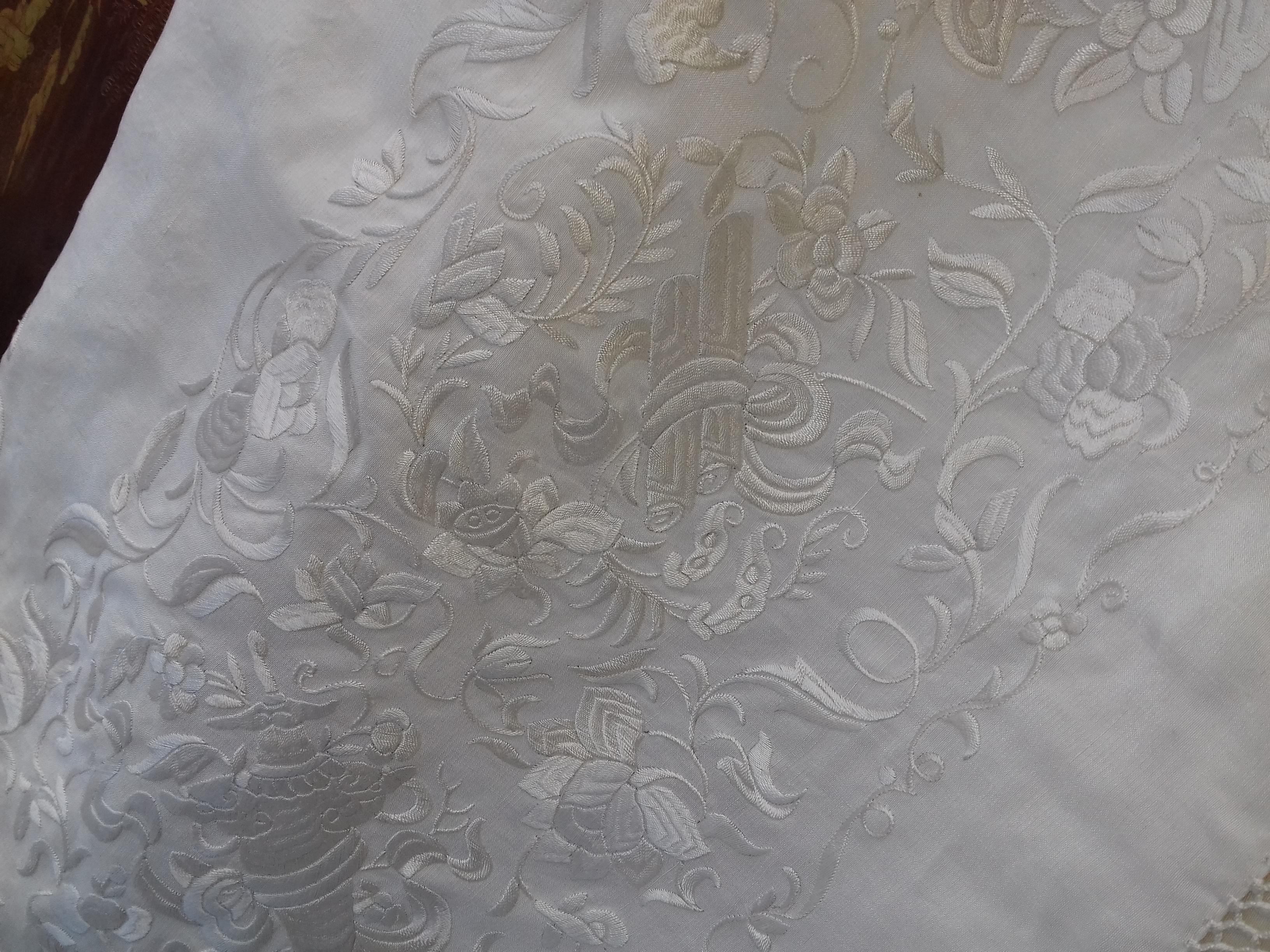 Large Manila Shawl in Embroidered Silk in Chinese Box China late 19 Century For Sale 10
