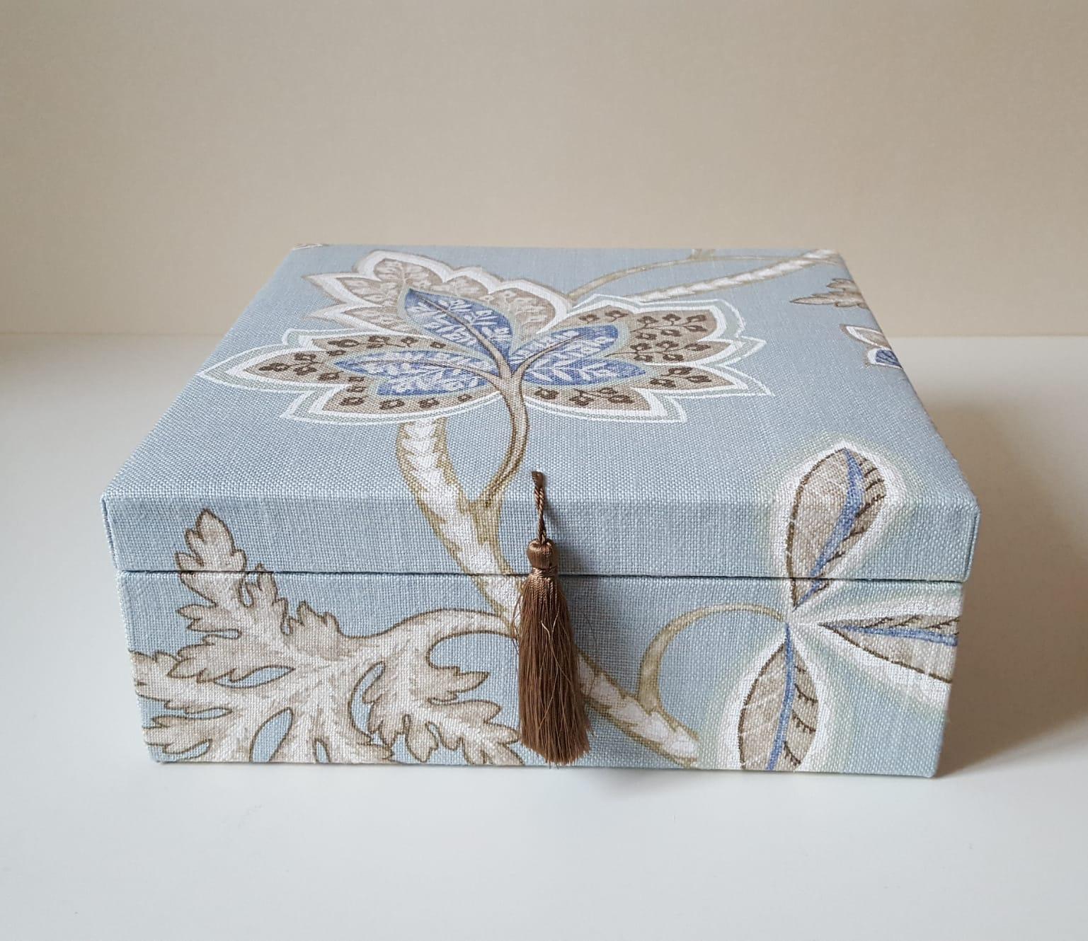 Beautiful storage box, Perfect for storing your Hermès scarves !

Made of wood cardboard and covered with Linen Fabric

The lid is lightly padded and embellished with a brown pompom

Pattern: Leaves

Colorways: Blue, Beige, White

The box can