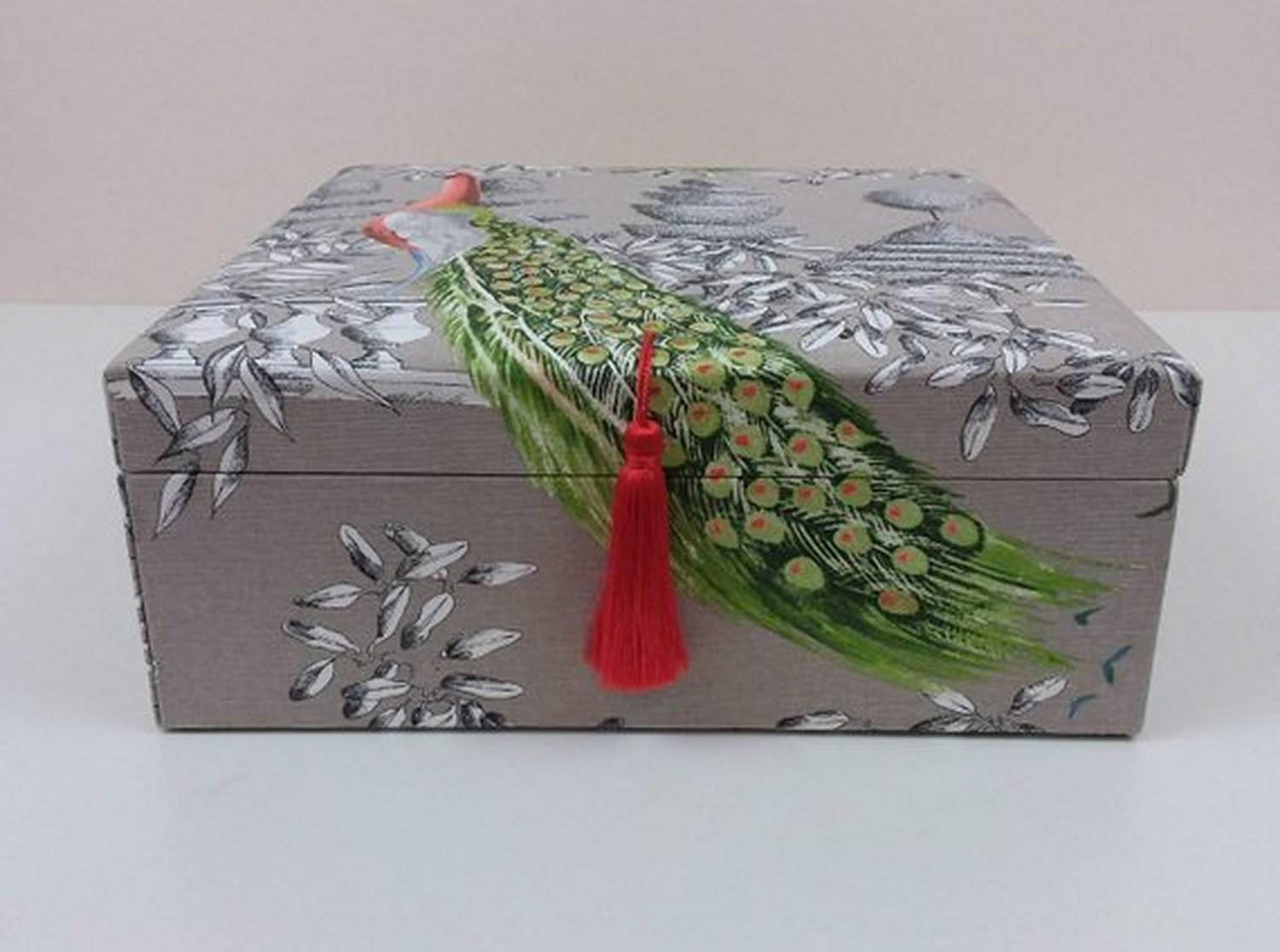 Beautiful storage box entirely handmade

Perfect for storing your Hermès scarves !

Made in France

Made of Wood Cardboard

Covered with Cotton Fabric

The lid is lightly padded and embellished with an orange pompom

Pattern: Birds

Colorways: Grey,