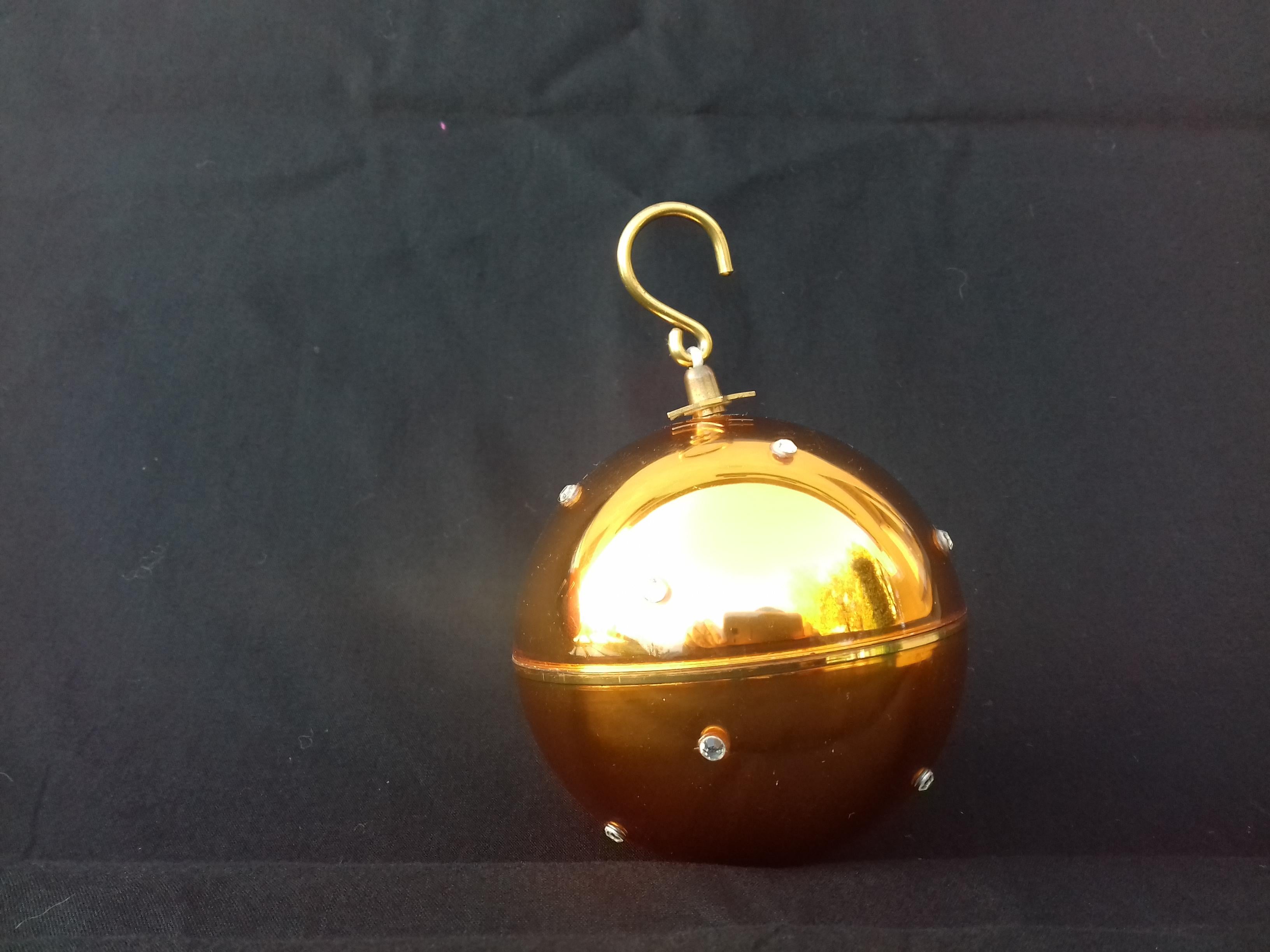Pull the hook, hang it safely in your Christmas tree, and just hear and look at the magic of Christmas 

Rare and Gorgeous Christmas Ball Music Box !

Pull the hook, a string will come out and go into the ball playing 
