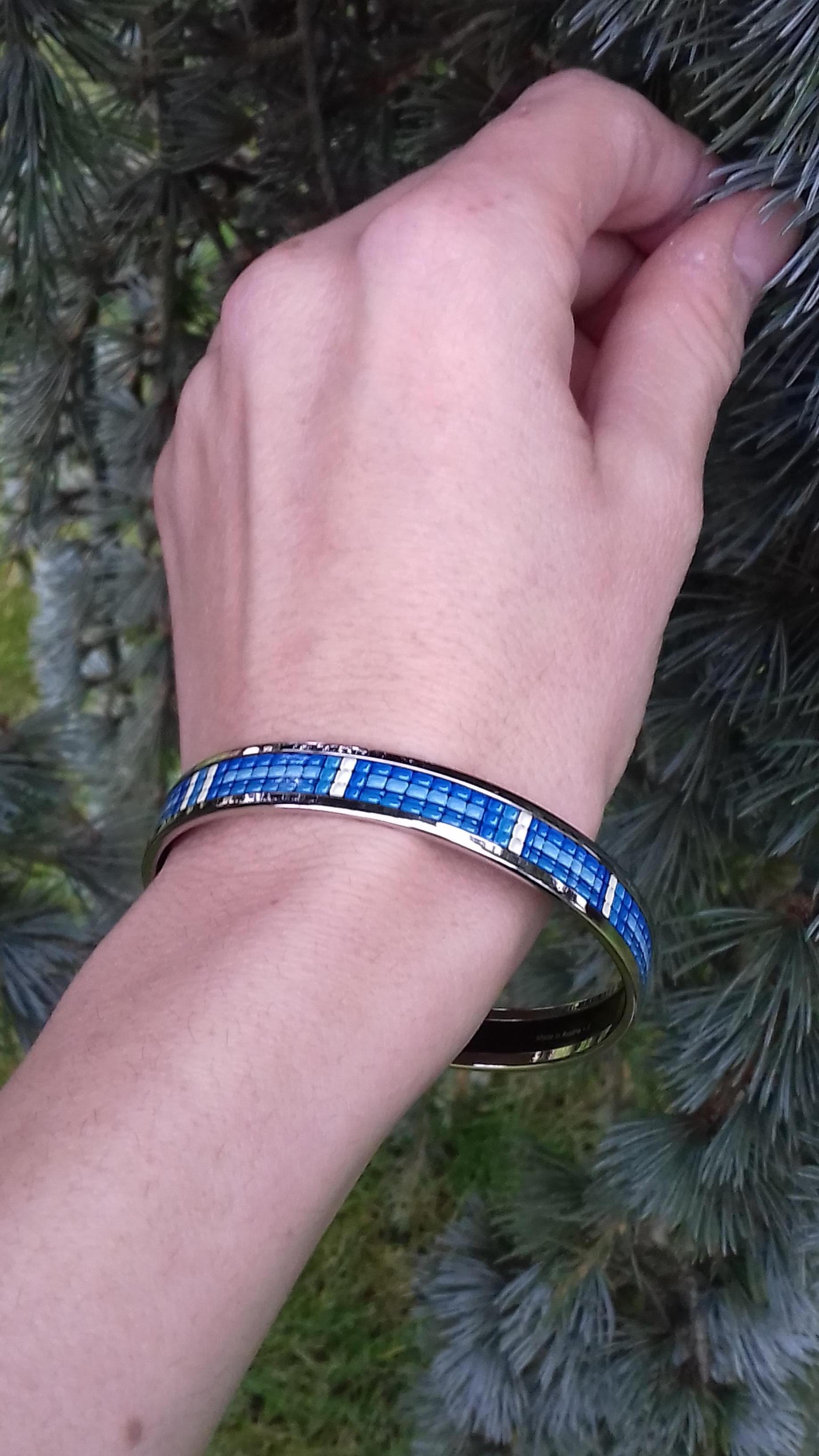 Magnifique bracelet Hermès authentique

Motif : Perles imprimées

Fabriqué en Autriche + E

Fait d'émail imprimé et de matériel Palladium NOUVEAU

Colorways : Bleu, blanc, jantes en argent

