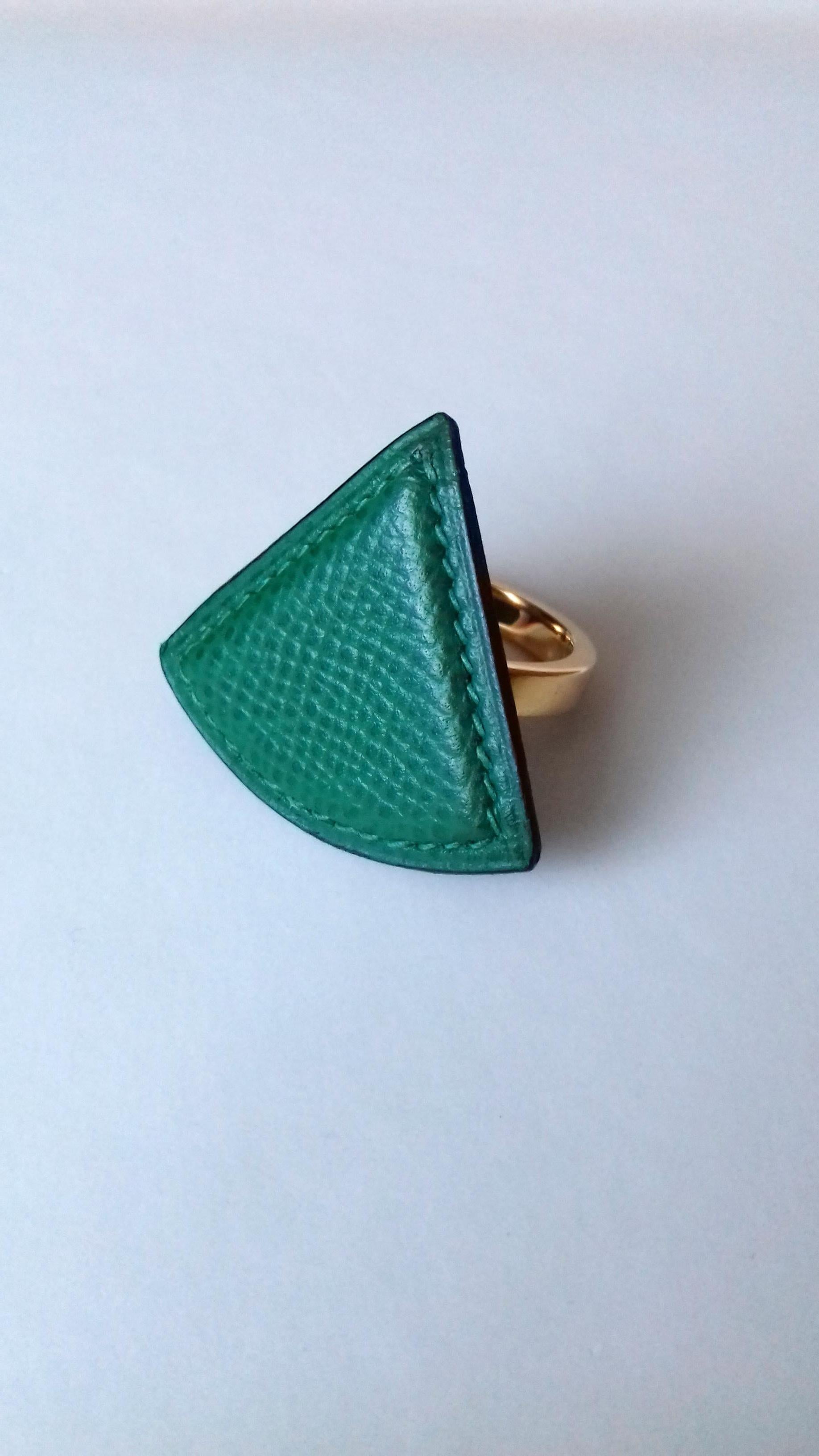 Rare and Beautiful Authentic Hermès Ring for Scarf

Pattern: Triangle

Made in France

Made of Courchevel Leather (Epsom) and Golden Hardware

Colorway: Green Leather, Green Sewings

Can be used as jewel ring, but please pay attention to