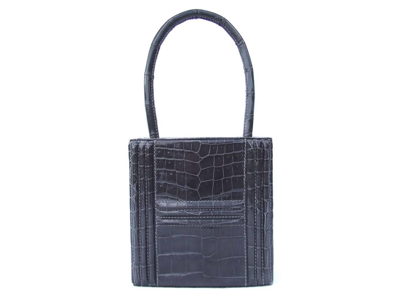 BEAUTIFUL AUTHENTIC HERMES BAG

In Shape of Hermes Padlock

RARE, impossible to find !

Made in France

Made of Crocodile Niloticus, silver-Tone hardware
 
Colorway: Grey

Lined with smooth black leather

Stamp: hard to see. In a square anyway

1