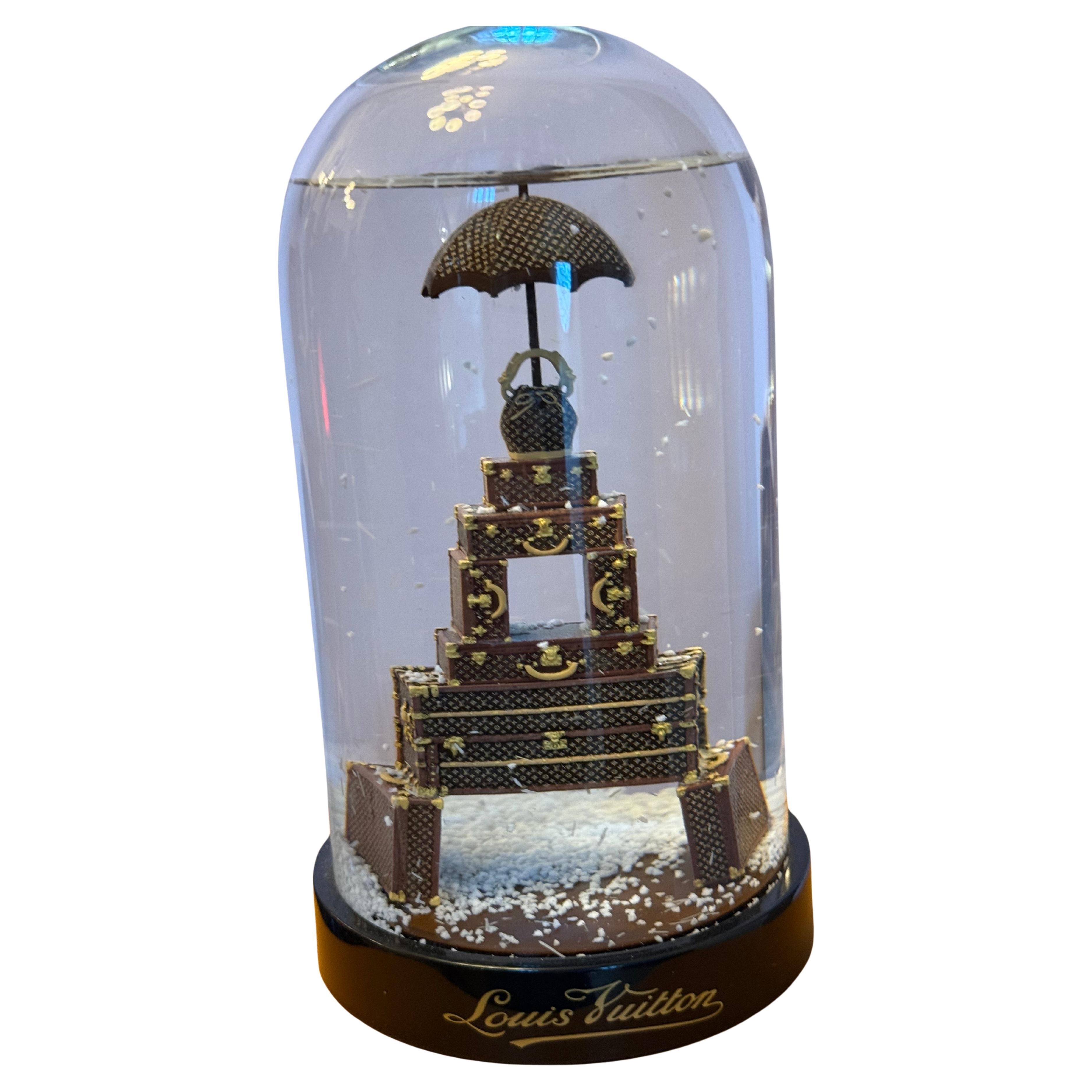Globo di neve a forma di torre Eiffel Louis Vuitton Monogram Trunk in vendita