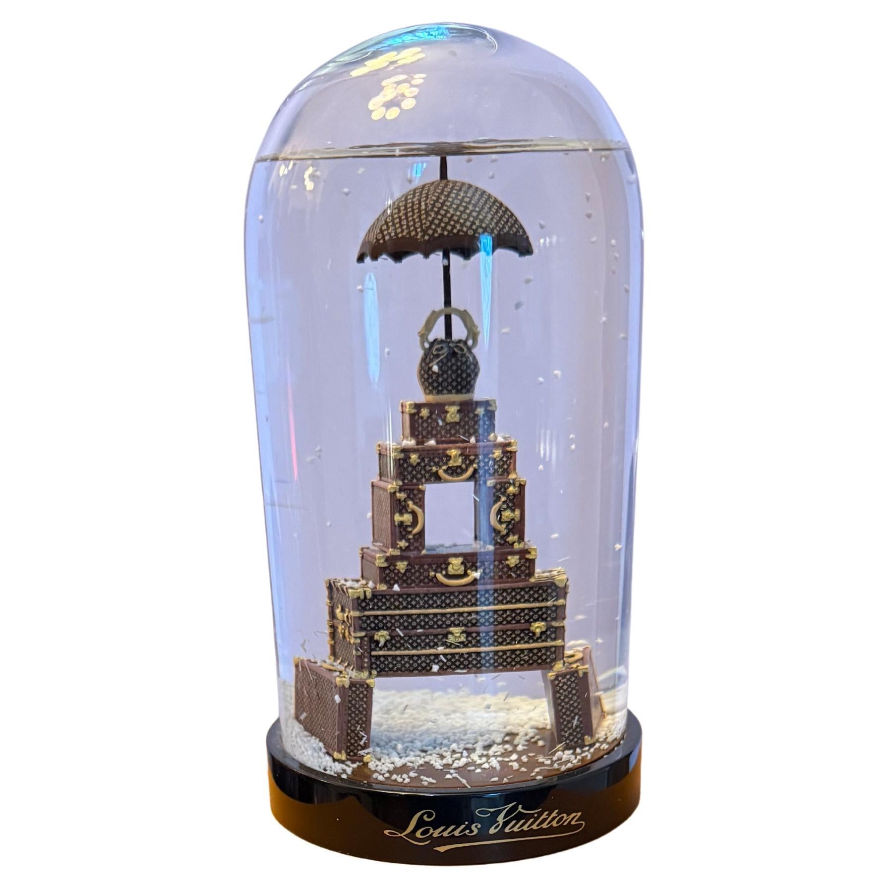 Boule à neige Tour Eiffel Louis Vuitton Monogram Trunk en vente
