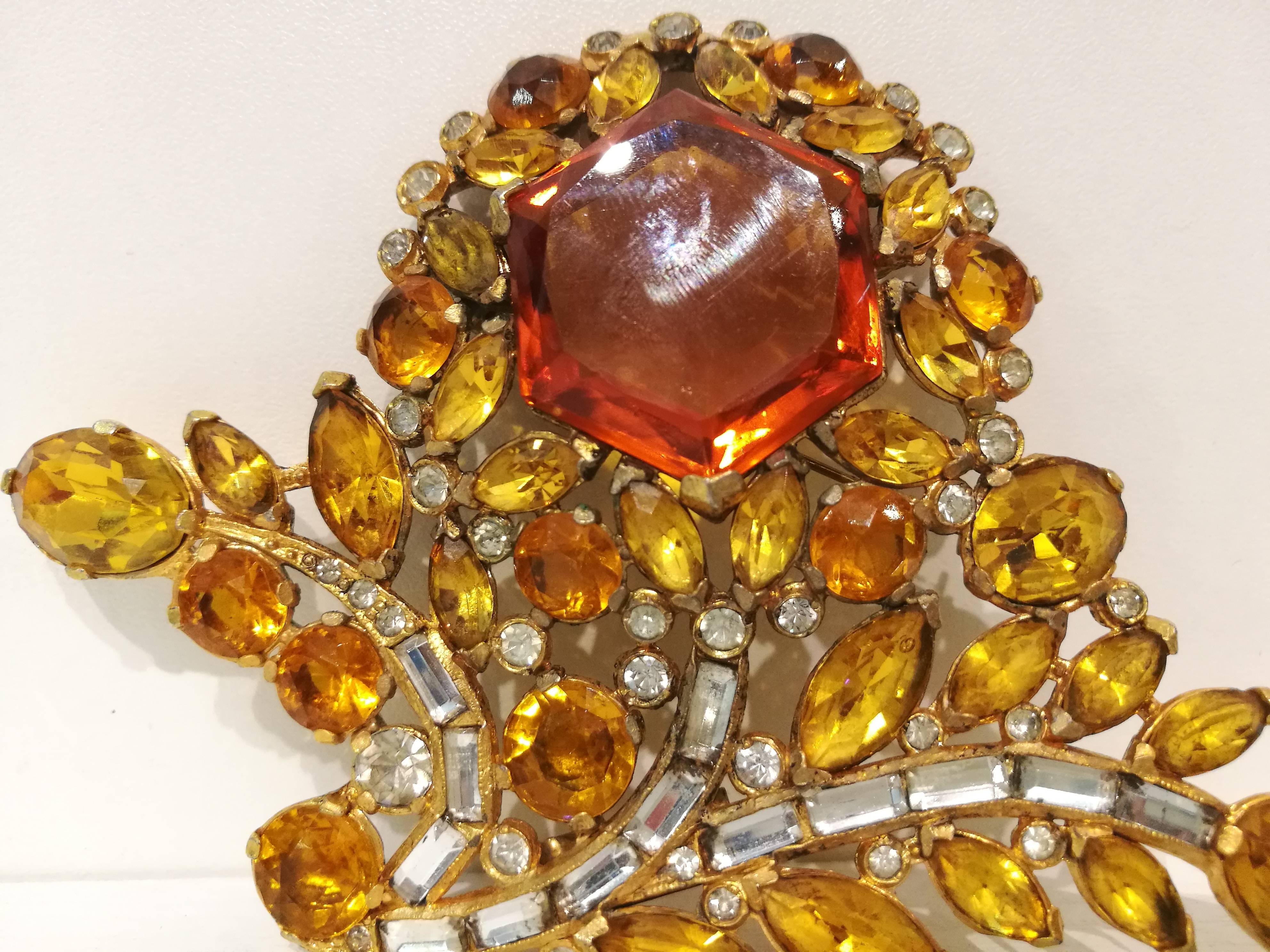 1980s Eisenberg Pin Brooch

Rare and unique gold tone with amber tone stone

wodht 11cm
lenght 8cm