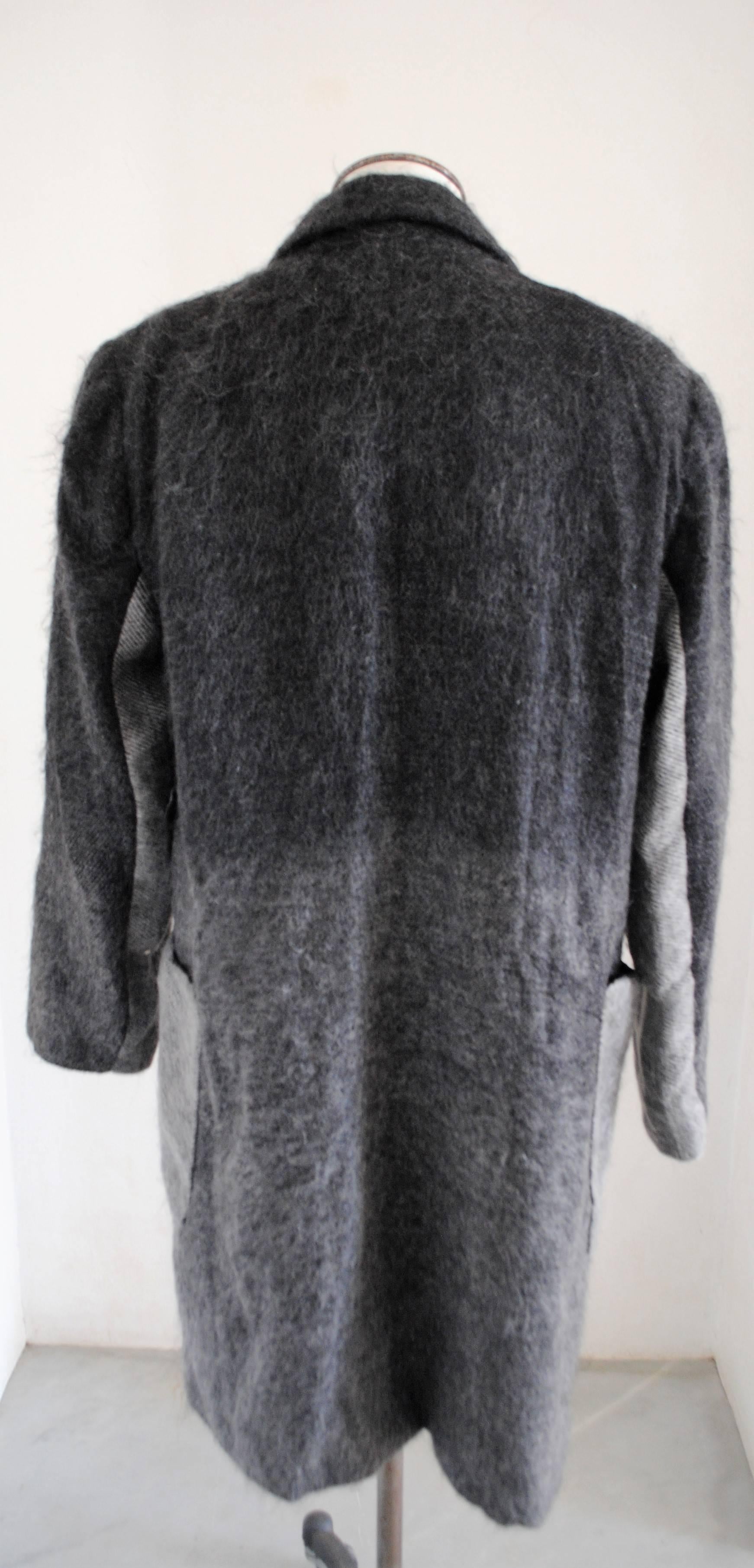 Valentino Grey Wool Jacket
Composition: Wool and mohair
Size: 44