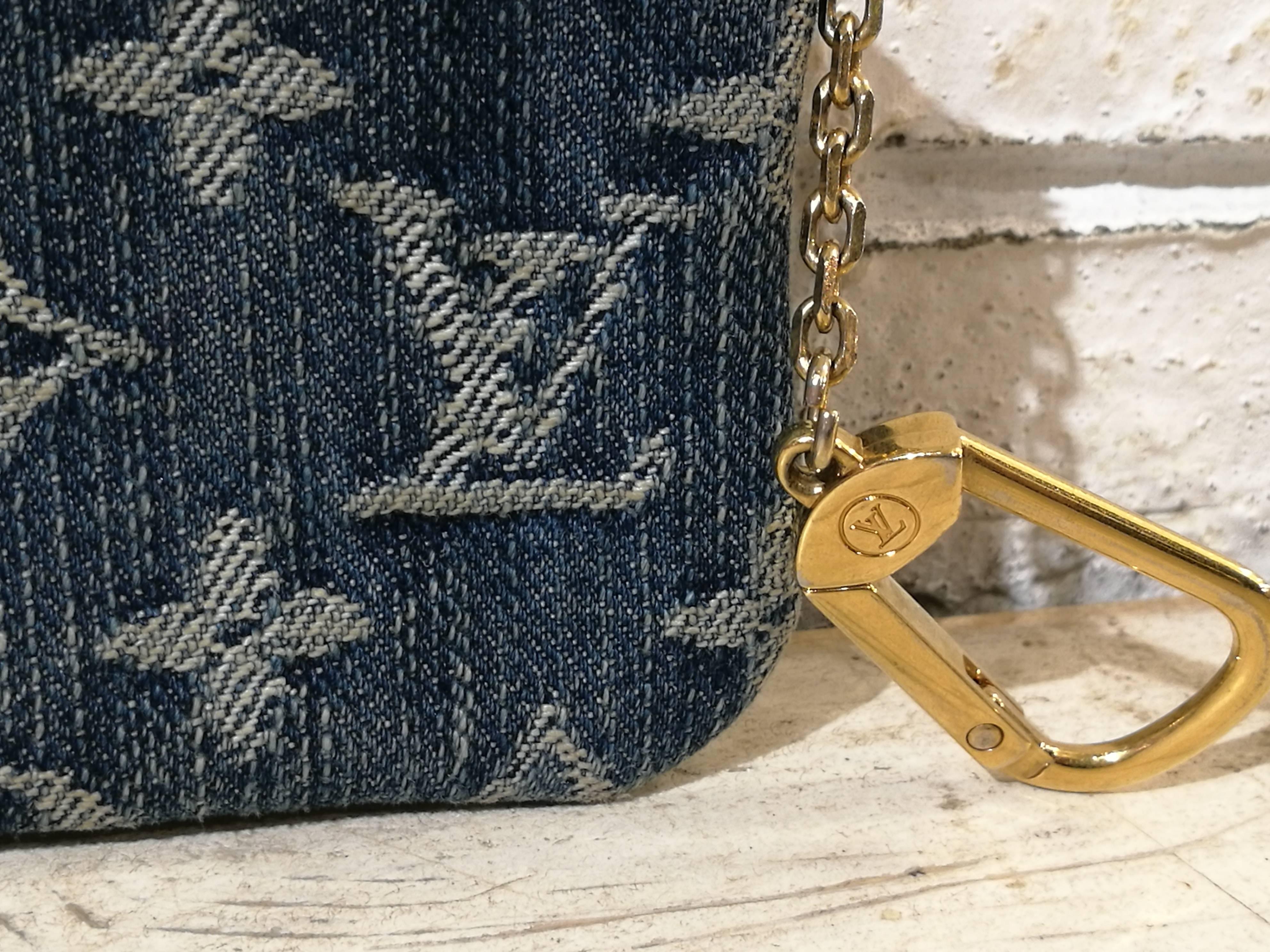 Louis Vuitton Denim Coincase
Gold tone key chain
Totally made in France