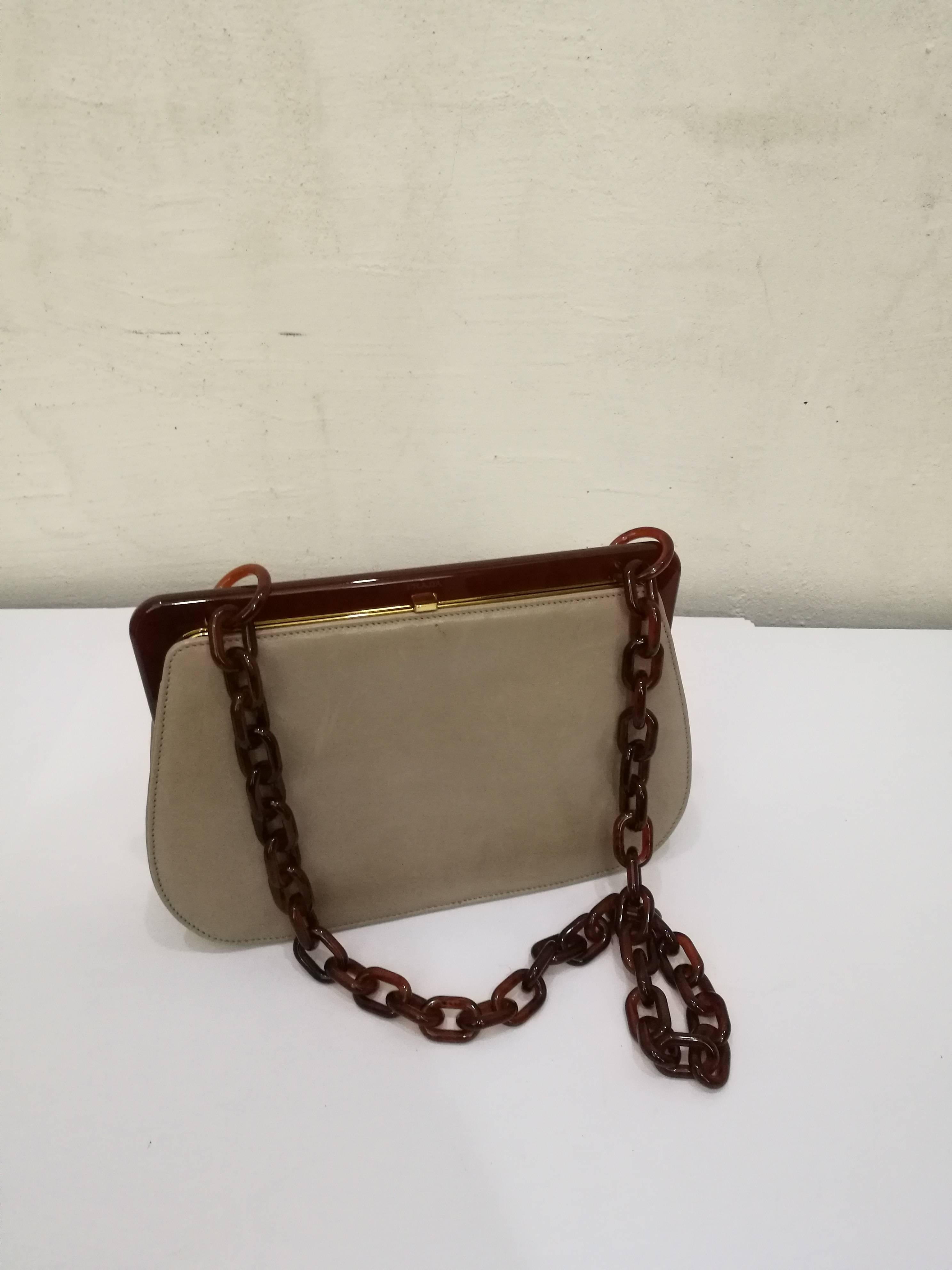 1970s Prada Taupe Baguelite Shoulder Bag
Totally made in italy
Gold tone hardware
Baguelite shoulder lenght 73 cm