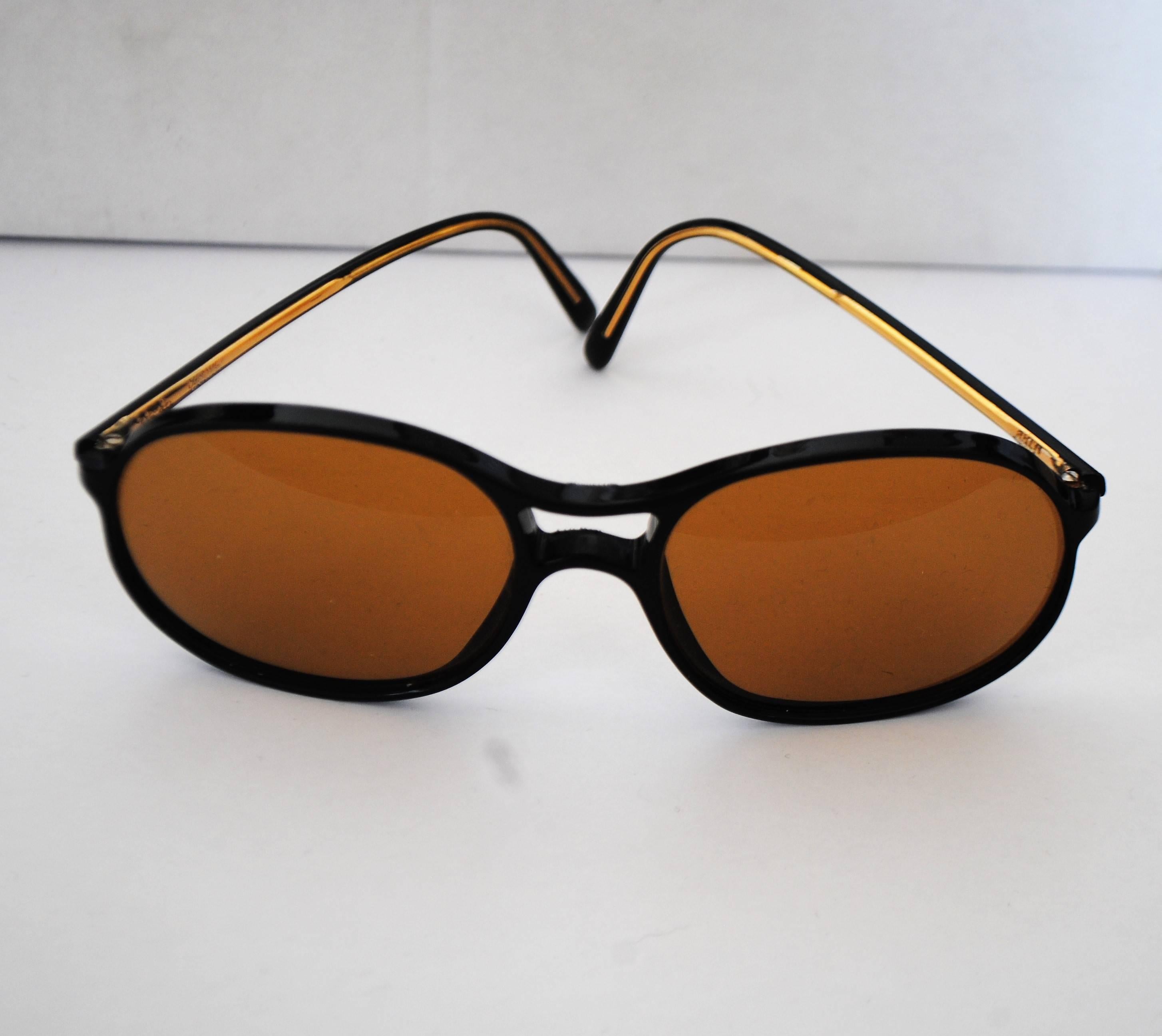 Persol for Ratti Sunglasses
Brown sunglasses in limited edition specially done for Ratti boutique,
Totally made in italy
Sunglasses measurements: 15 cm x 12 cm
Glasses measurements: 5 x 6 cm