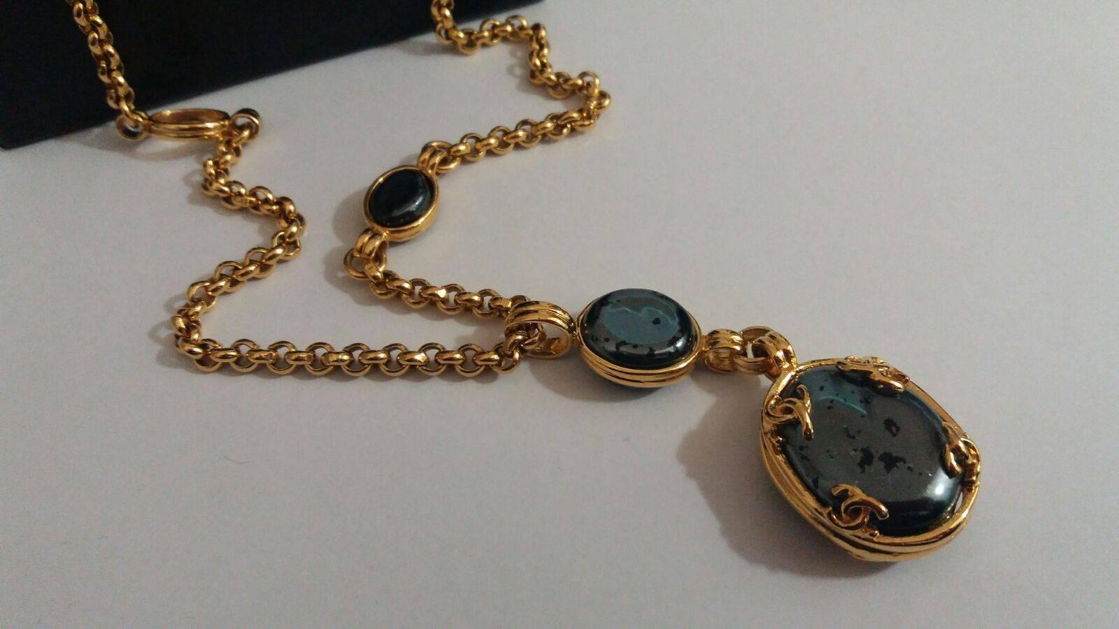 1995 Chanel Gold tone Black Stone Necklace

Black stone faux onix stone all around. Kindly note that 1 is missing

Necklace from 1995  in gold tone totally made in france

Total lenght 84cm

Pendant in the middle that can be moved is done with one