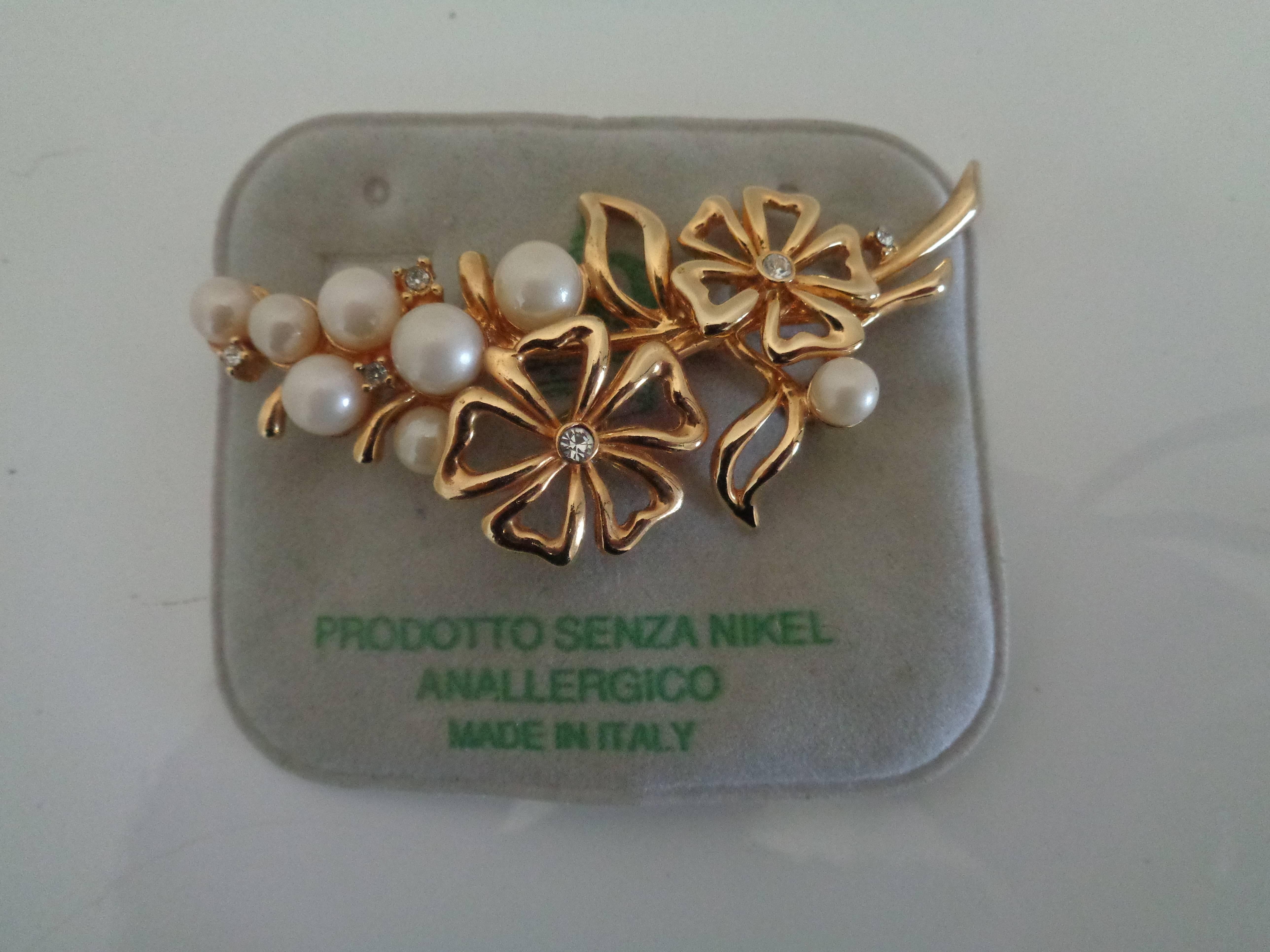 Broche en fausses perles de couleur or

entièrement fabriqué en Italie 

mesures : 7cm

