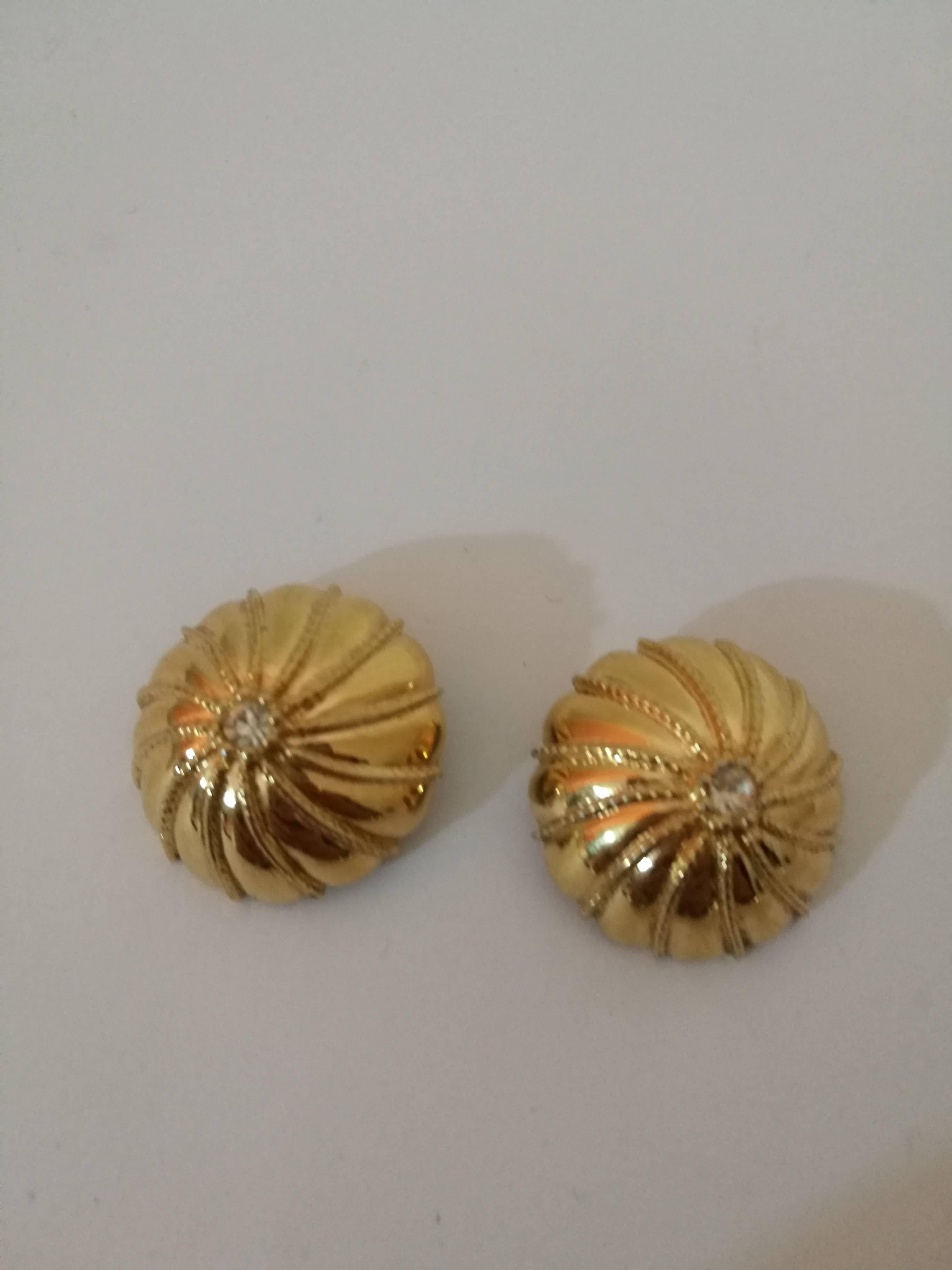 Nina Ricci gold Tone Clip-on earrings

Crystal round tone swarovski in the middle
Totally made in italy 
Measurements: 3 cm * 3 cm