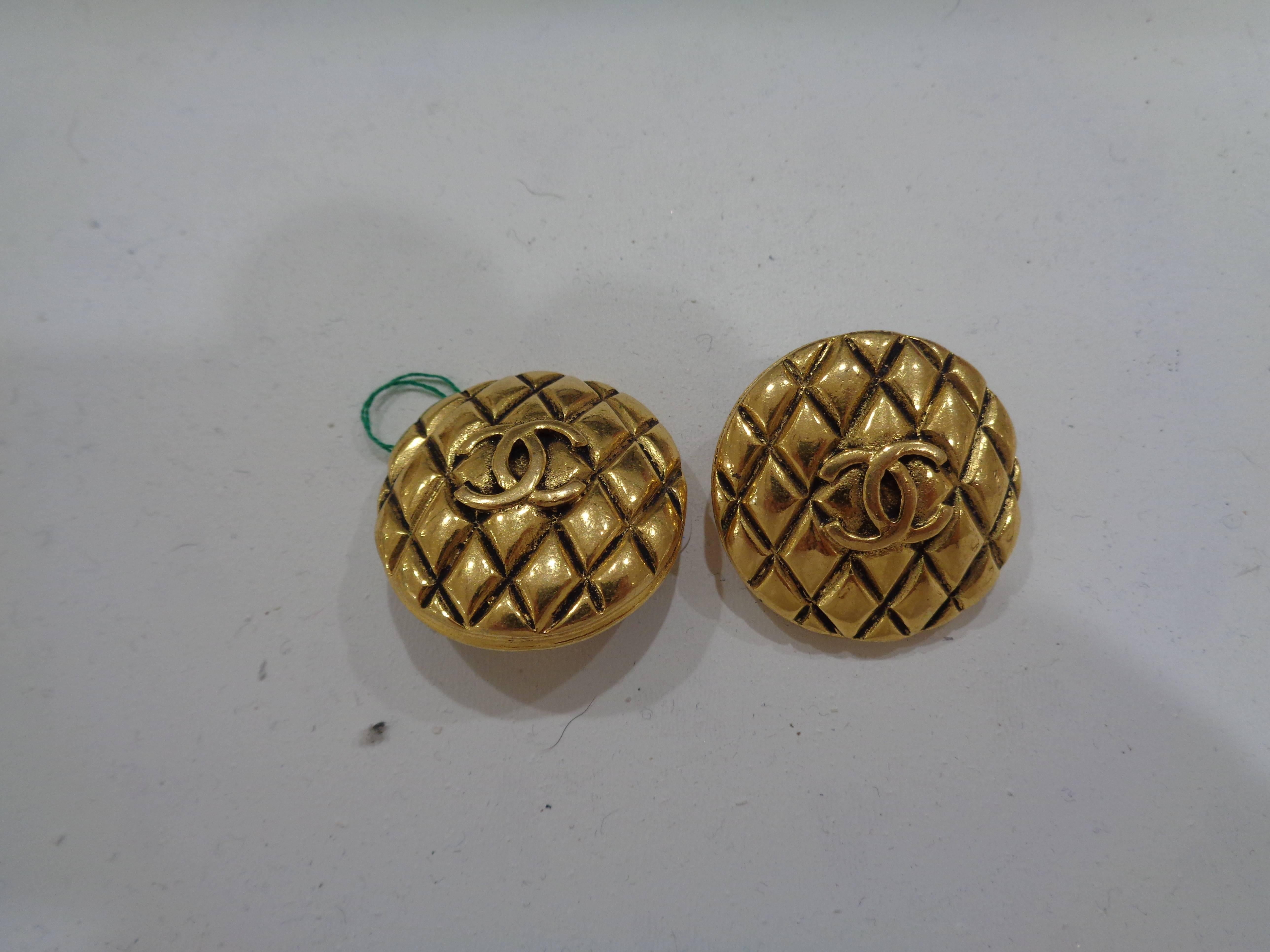 Chanel gold tone clip on earrings In Excellent Condition In Capri, IT