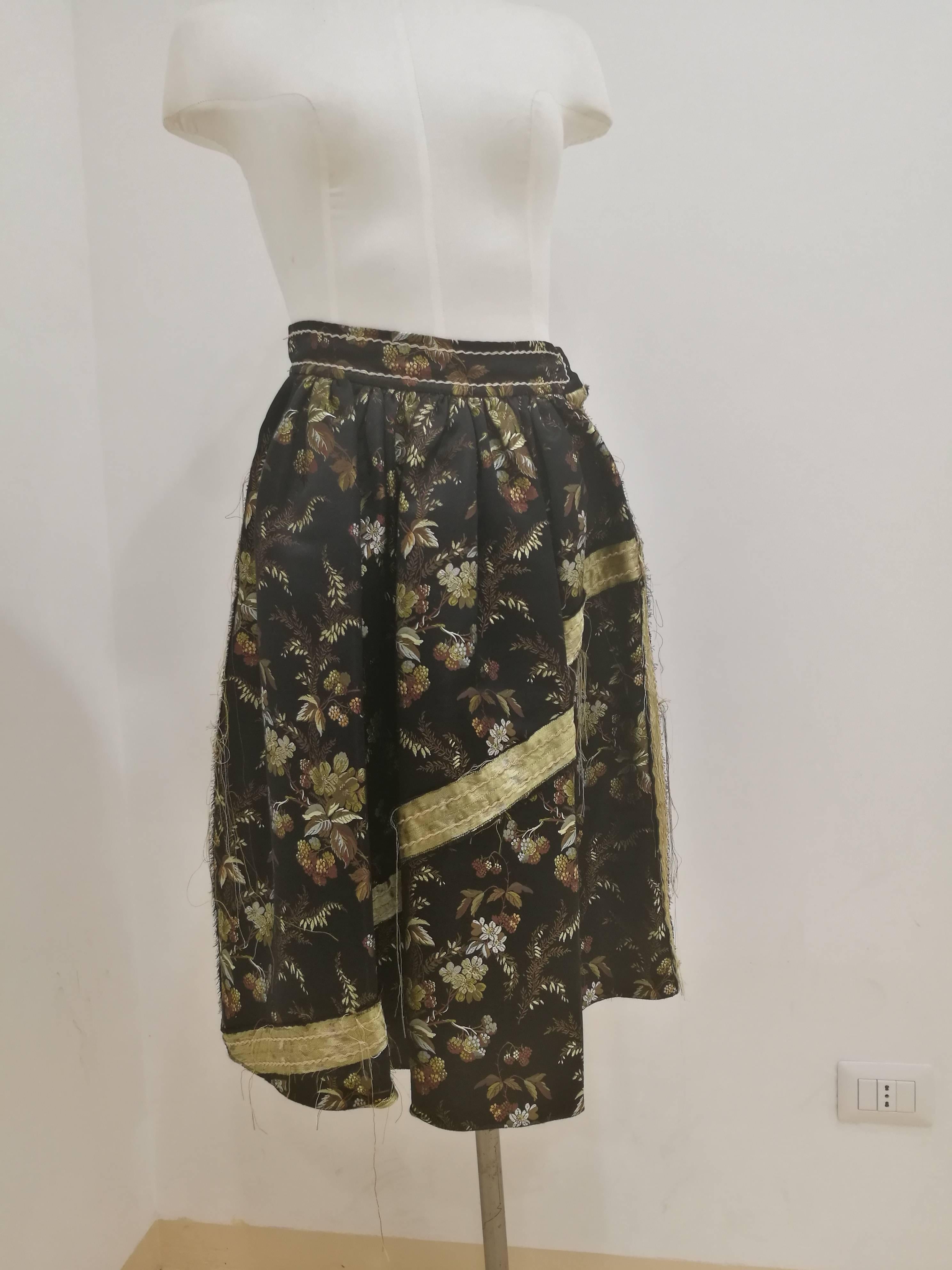 Black and green Prada skirt totally made in italy in 100% silk

Size 38