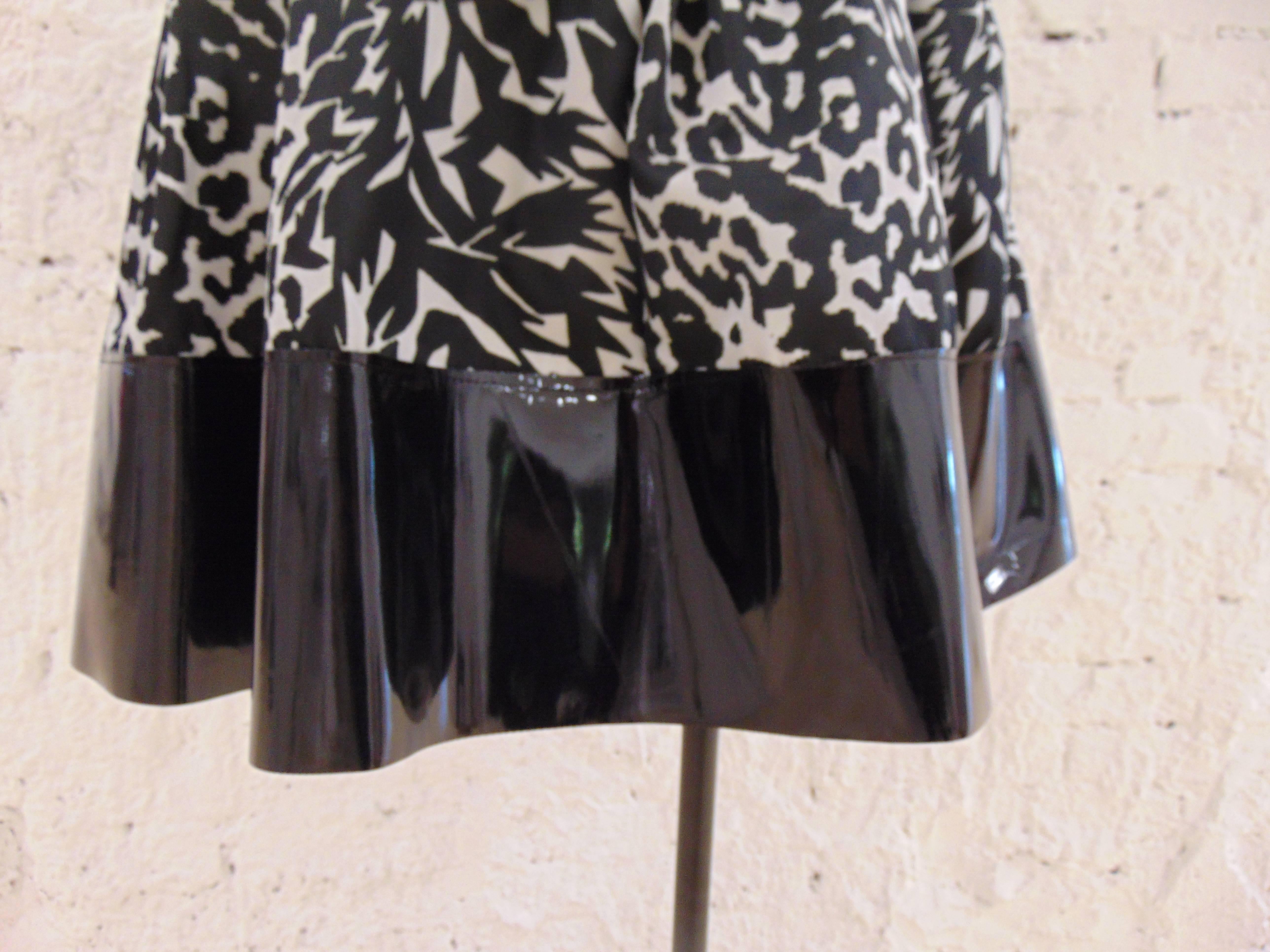 Leitmotiv unworn/nwot skirt with vernish ecoleather details
totally made in italy in size 40
