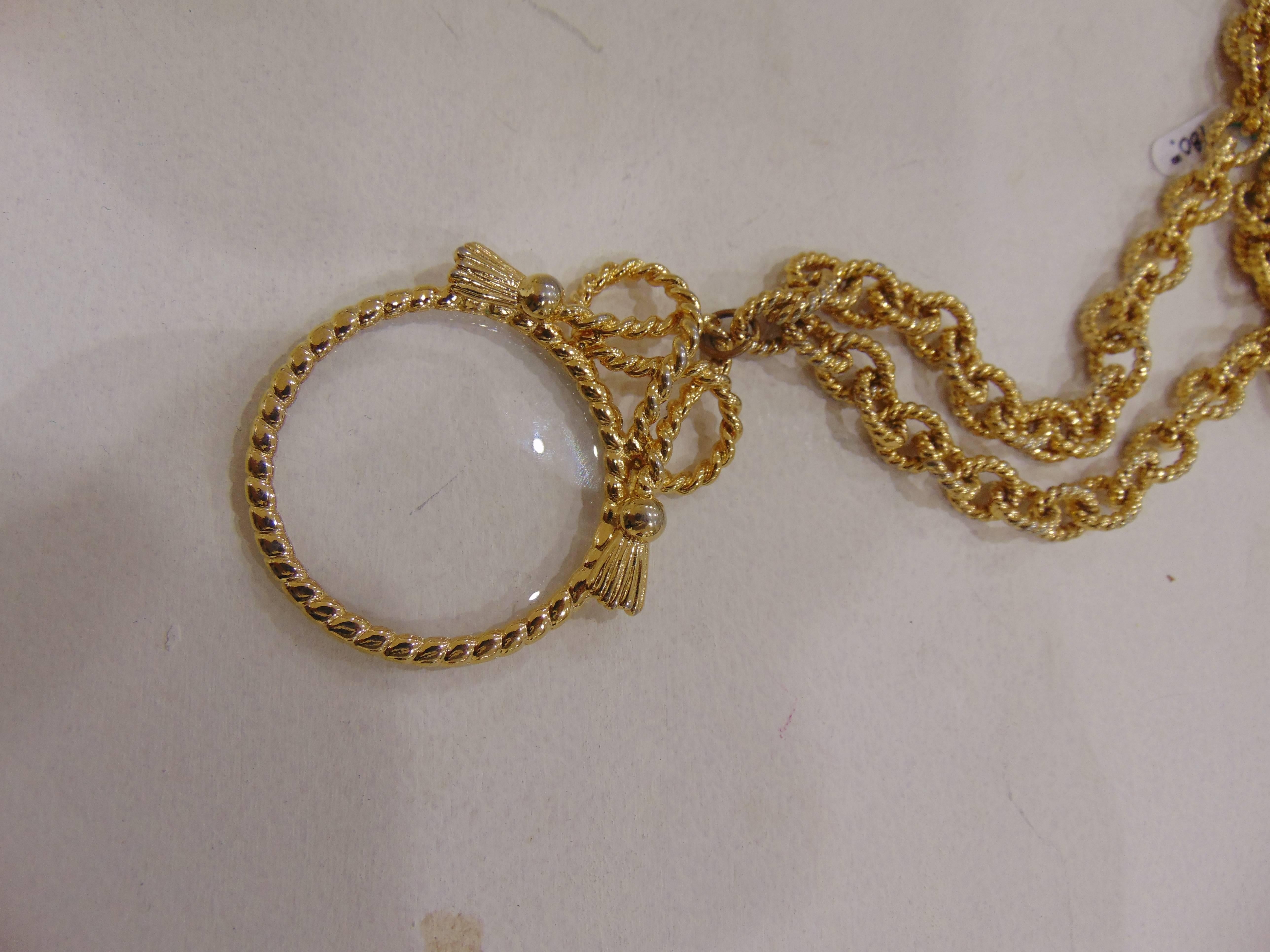 Unique and Rare Gold tone pendant magnifying glass pendant necklace In Excellent Condition In Capri, IT