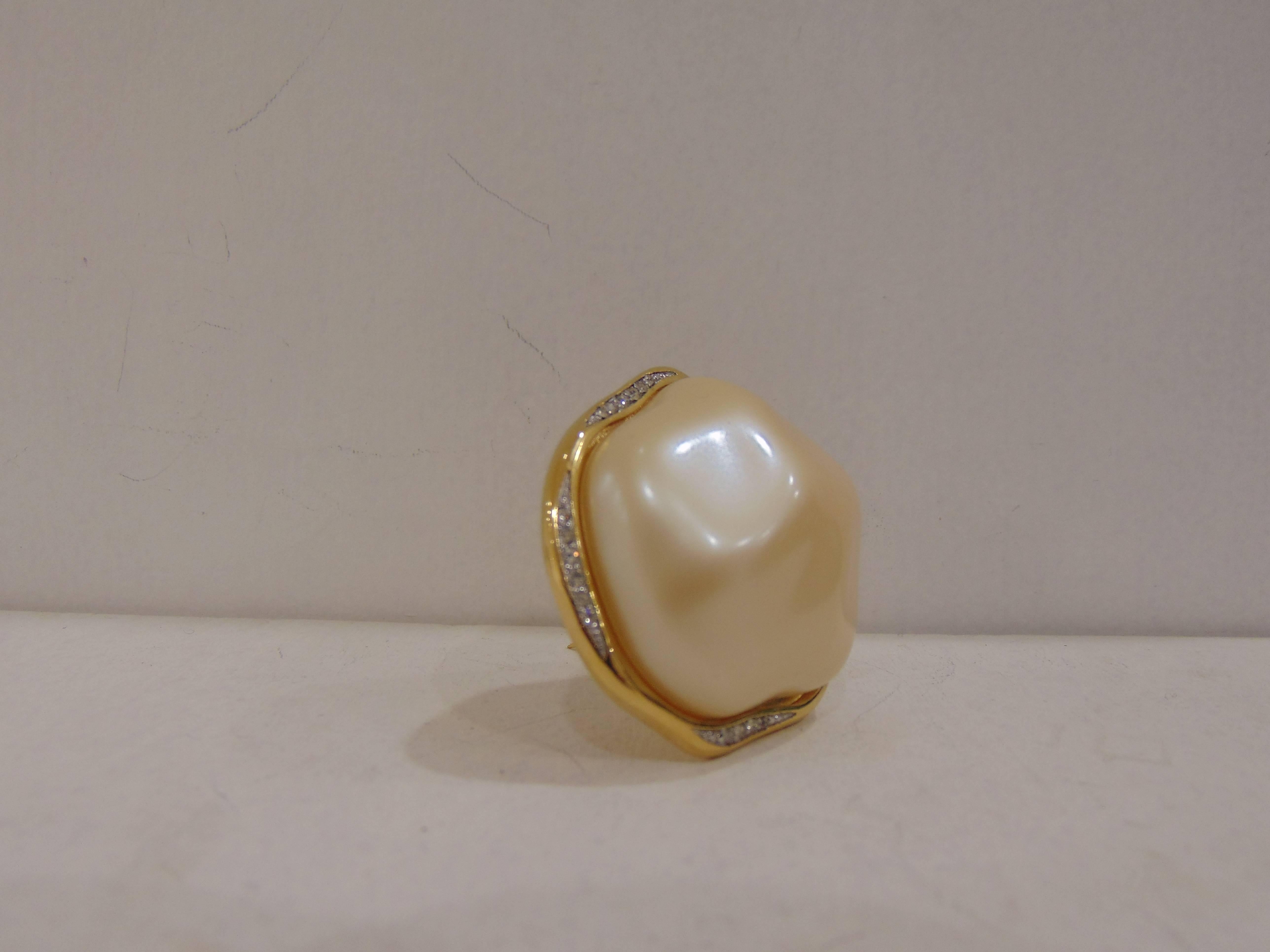 1980s Givenchy gold tone faux pearls pin In Excellent Condition For Sale In Capri, IT
