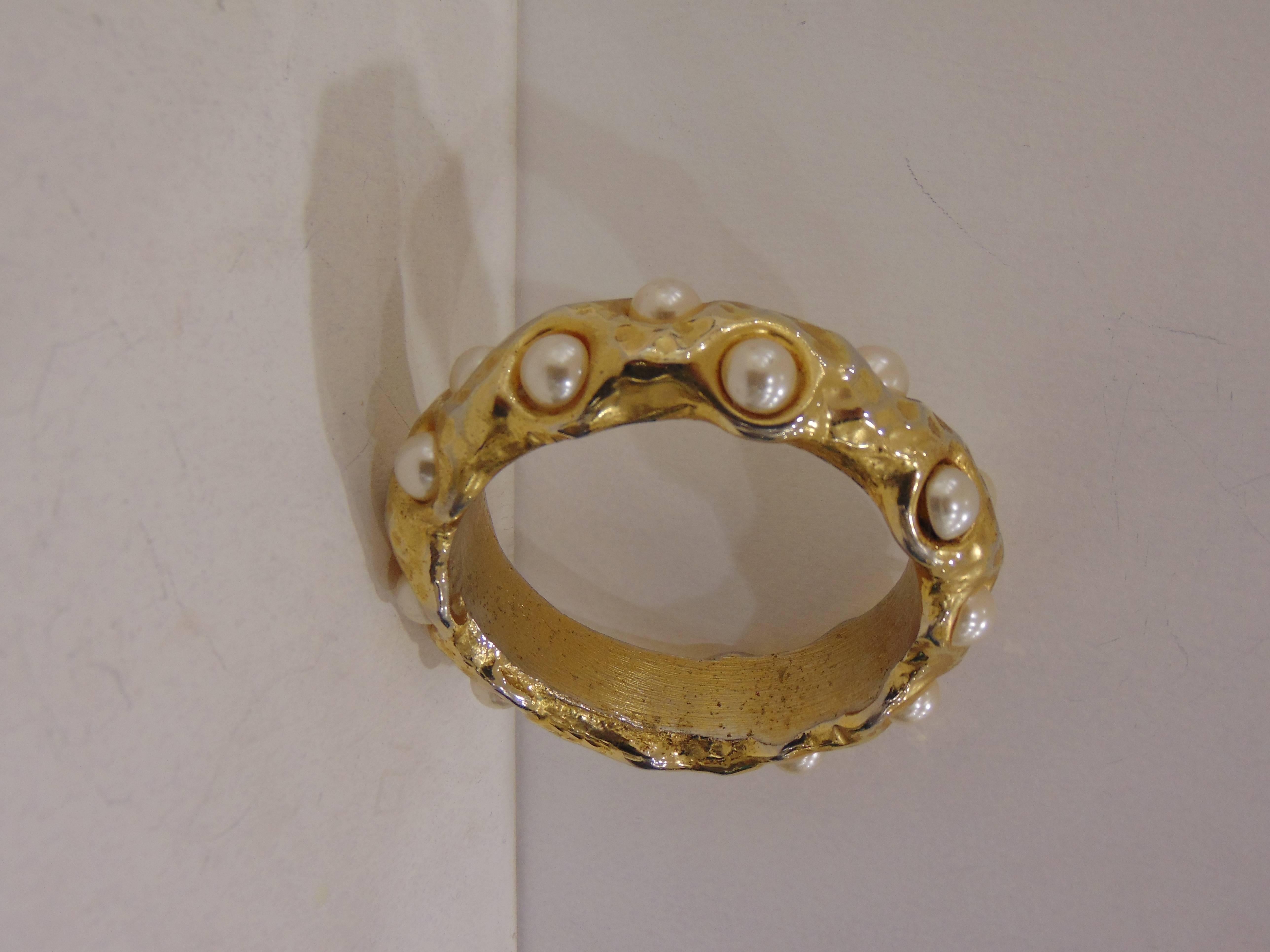 1980s La porte bleue gold tone faux pearls bracelet bangle In Excellent Condition For Sale In Capri, IT