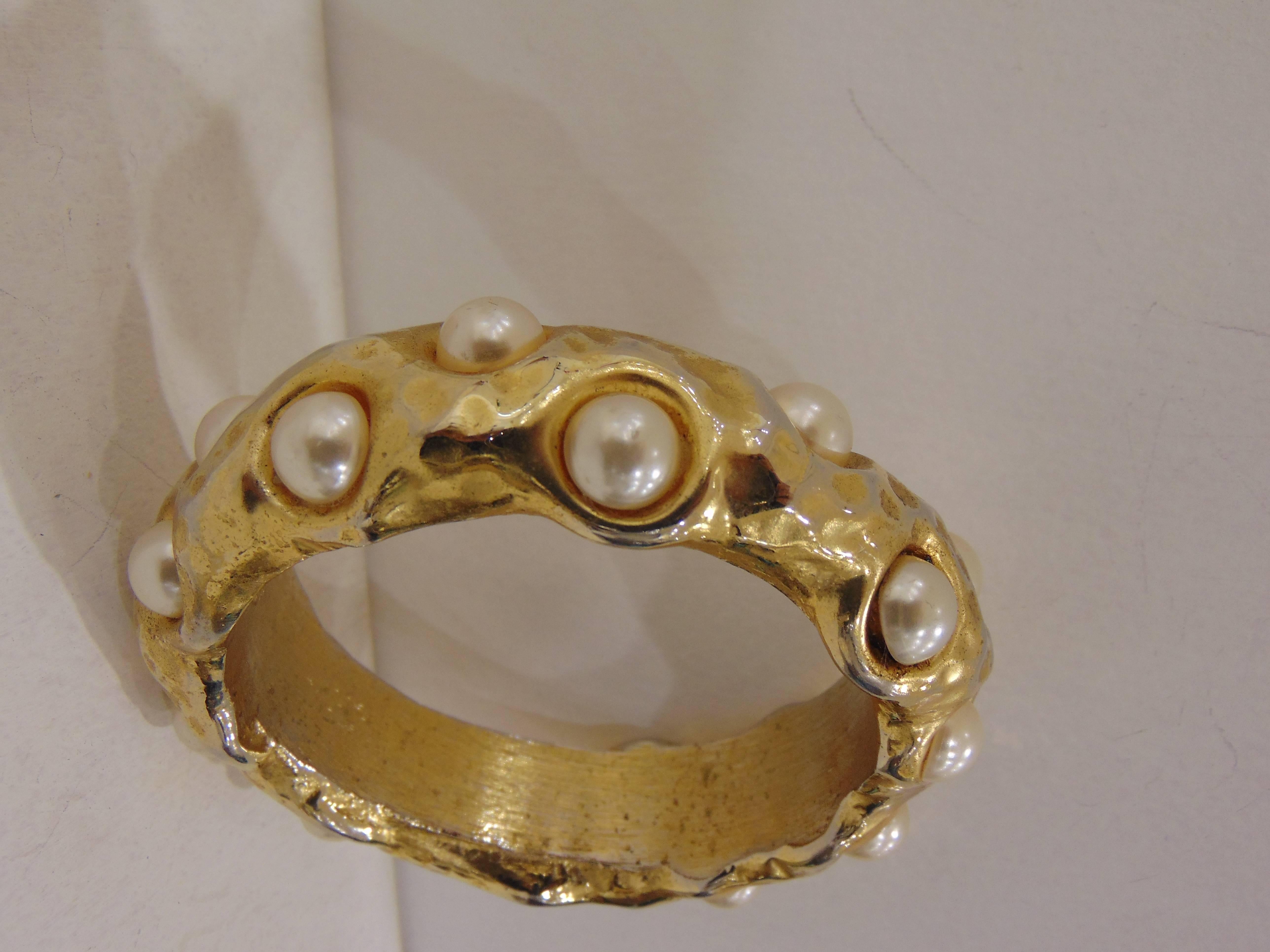 1980s La porte bleue gold tone faux pearls bracelet bangle For Sale 1