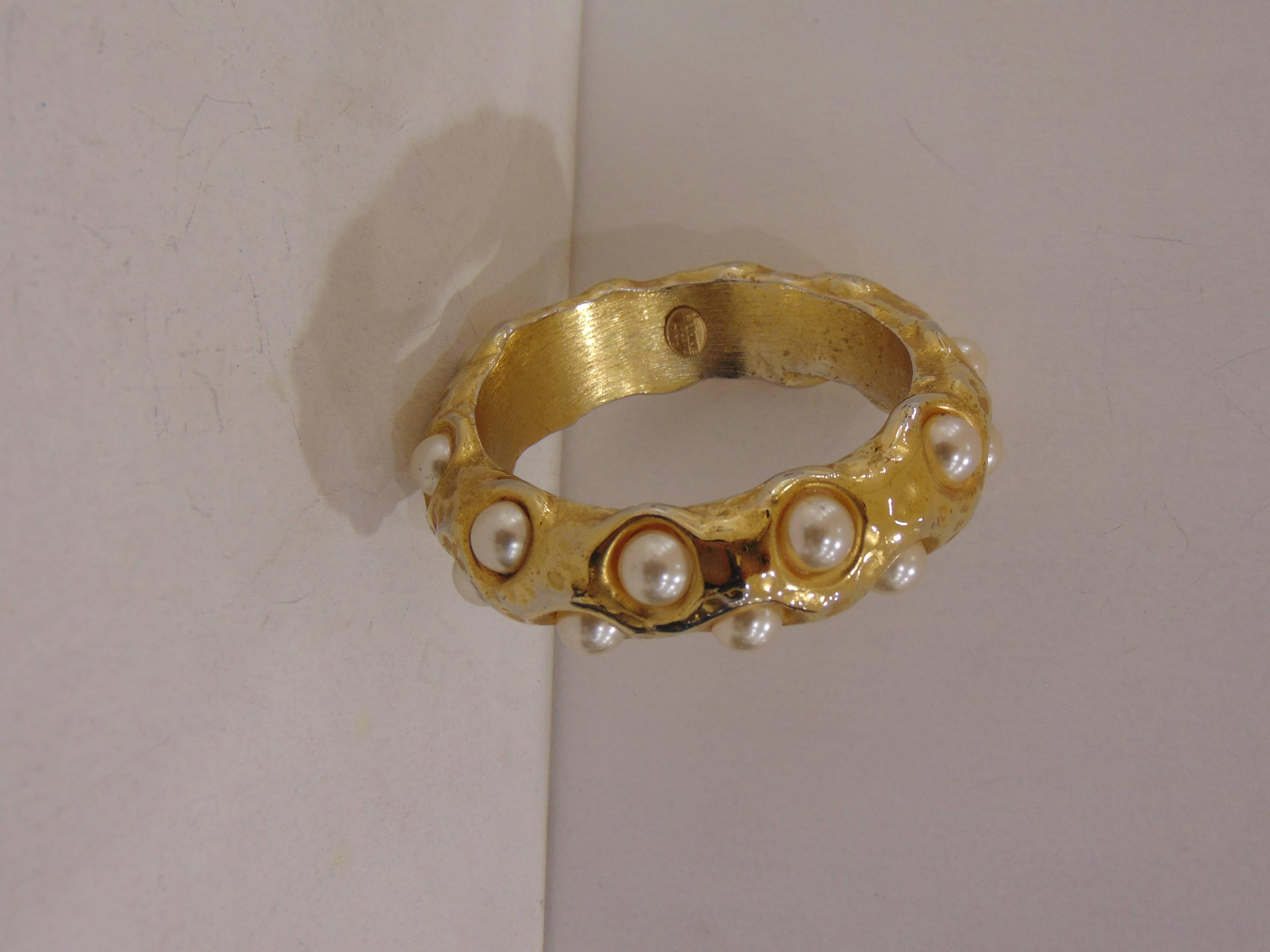 1980s La porte bleue gold tone faux pearls bracelet bangle For Sale 2