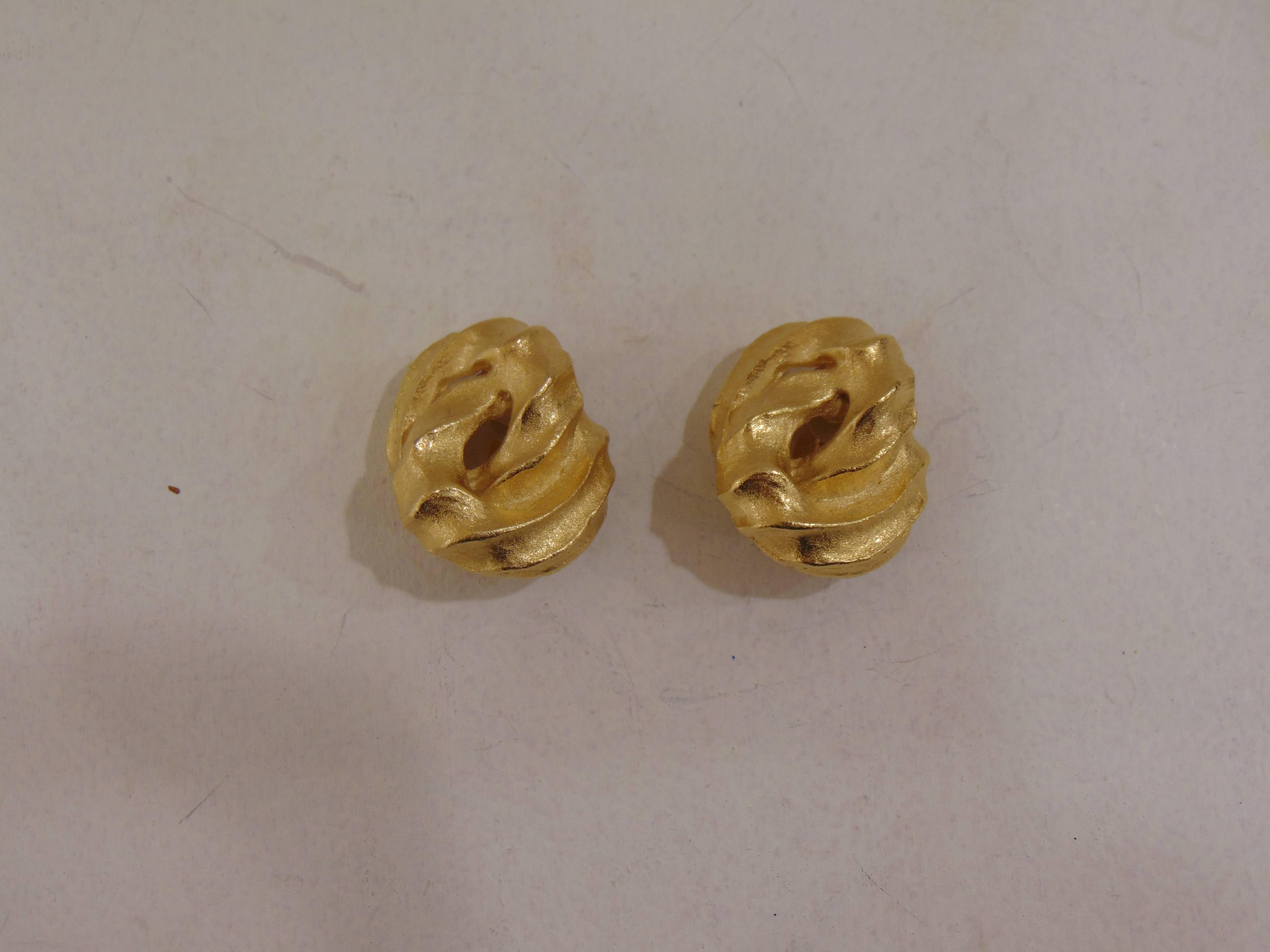 1980s Givenchy gold tone clip-on earrings In Excellent Condition In Capri, IT