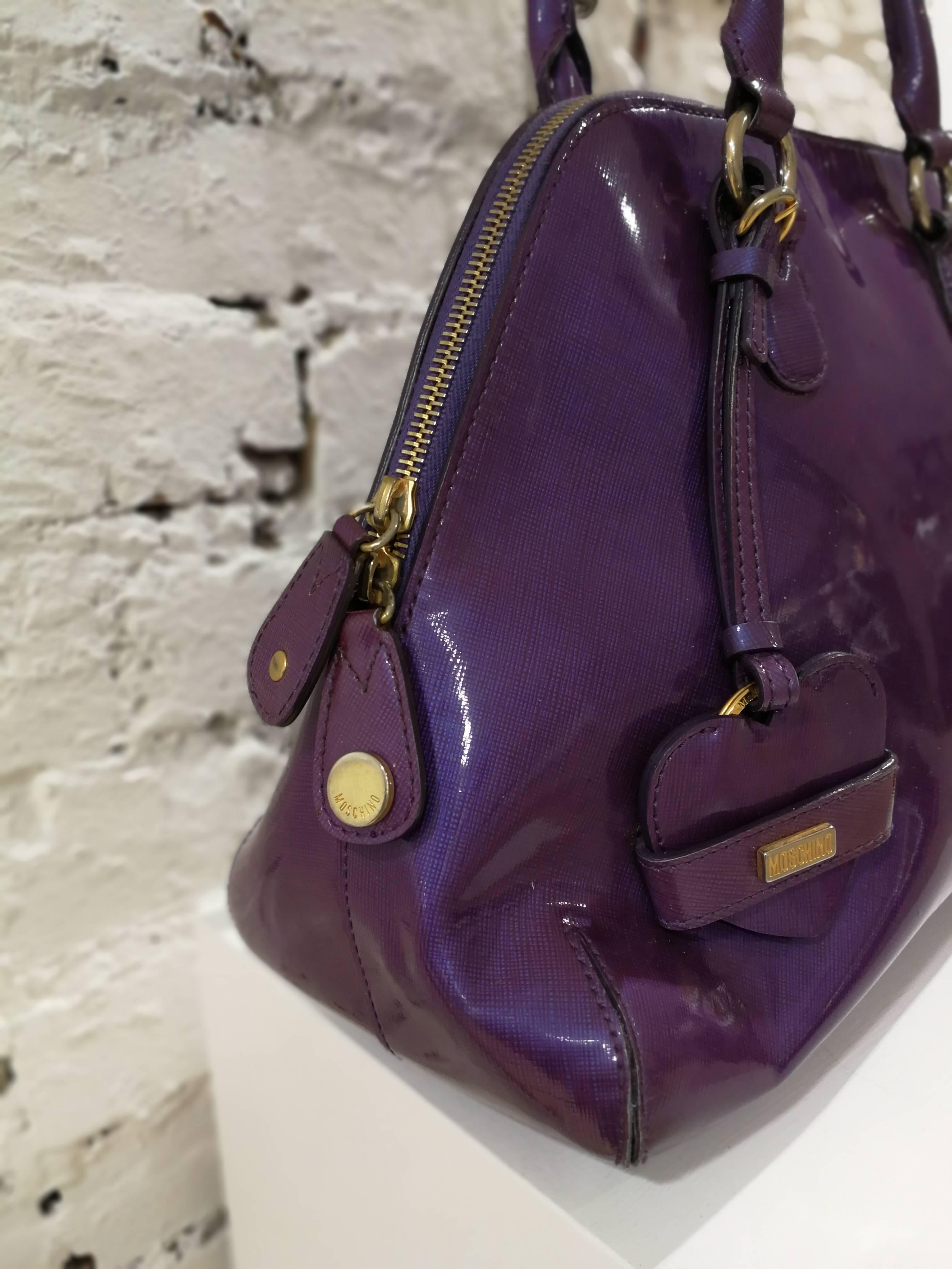 Moschino purple patent leather Bag

Moschino totally made in italy purple patent leather handle bag 

Can be easily add a shoulder strap

Gold tone hardware