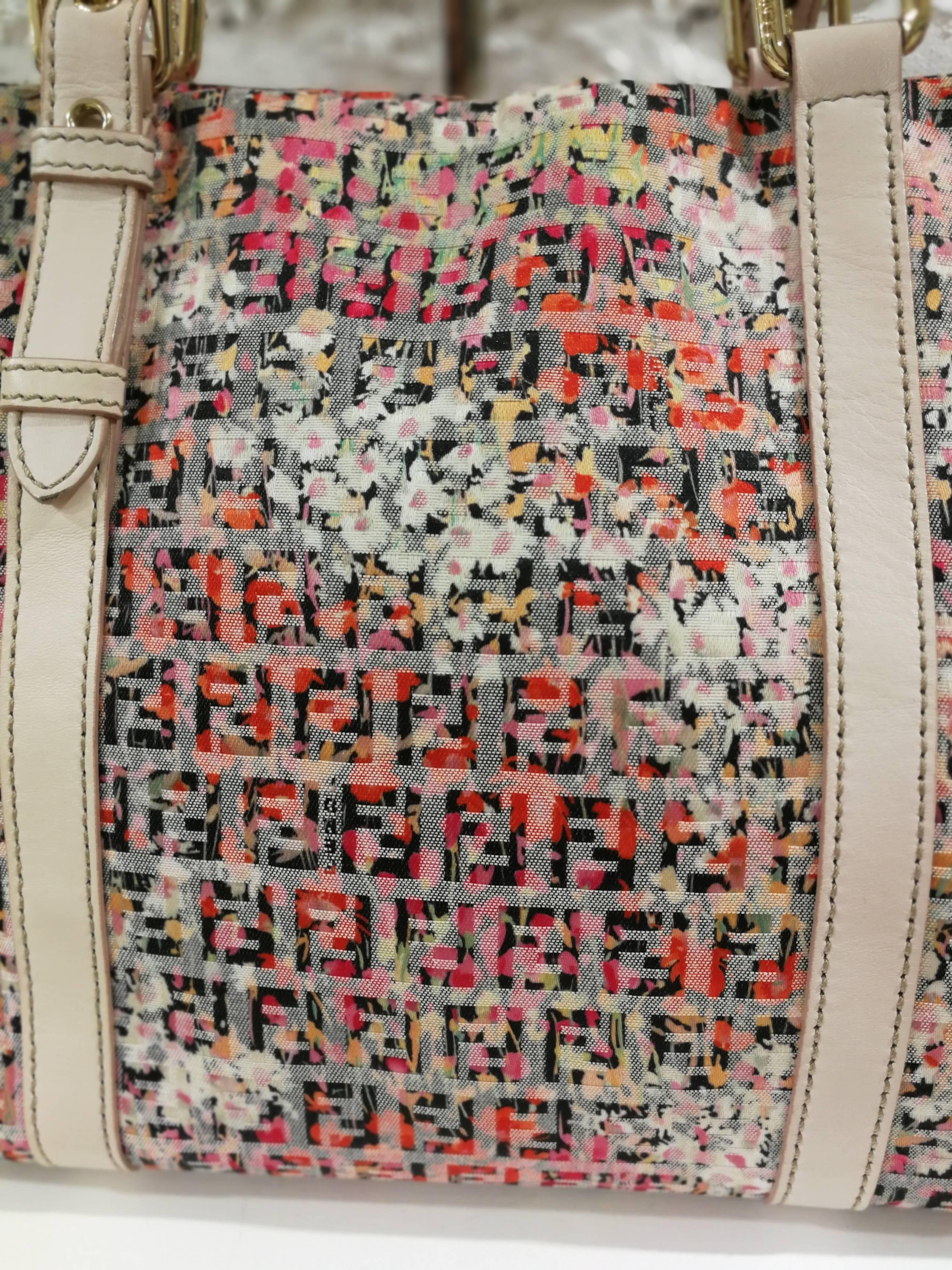 Fendi FF logo Multicolour Flower Shoulder Bag

Limited Edition bag by Fendi totally made in italy

flowers print all over on the FF textile logo 

pink leather