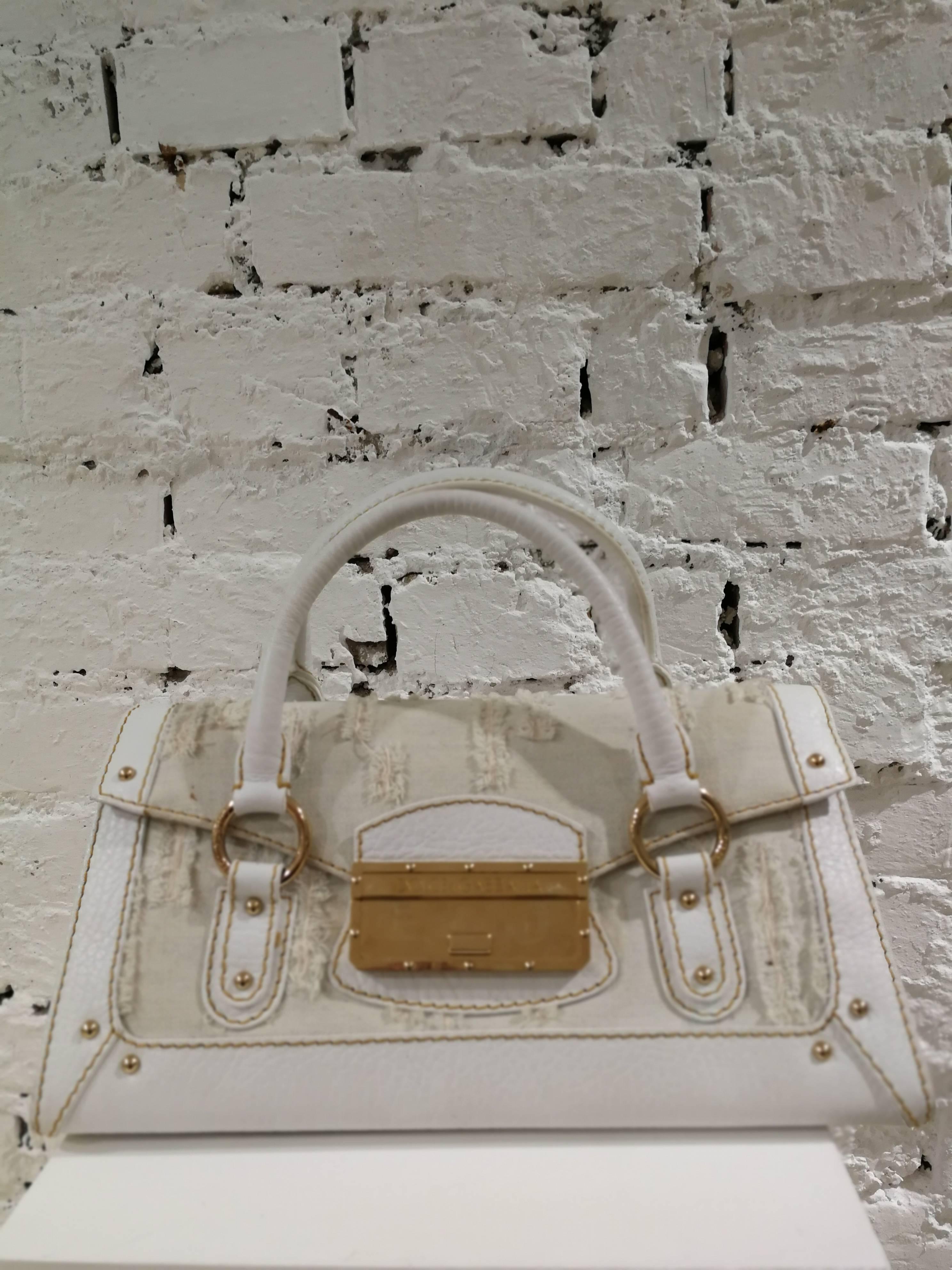 Dolce & Gabbana white leather Denim Handle Shoulder Bag

White leather with gold tone hardware handle or shoulder bag by Dolce & Gabbana
Totally made in italy

Denim patterns

Some few signs of use

Check out pictures carefully

Measurements: h 15