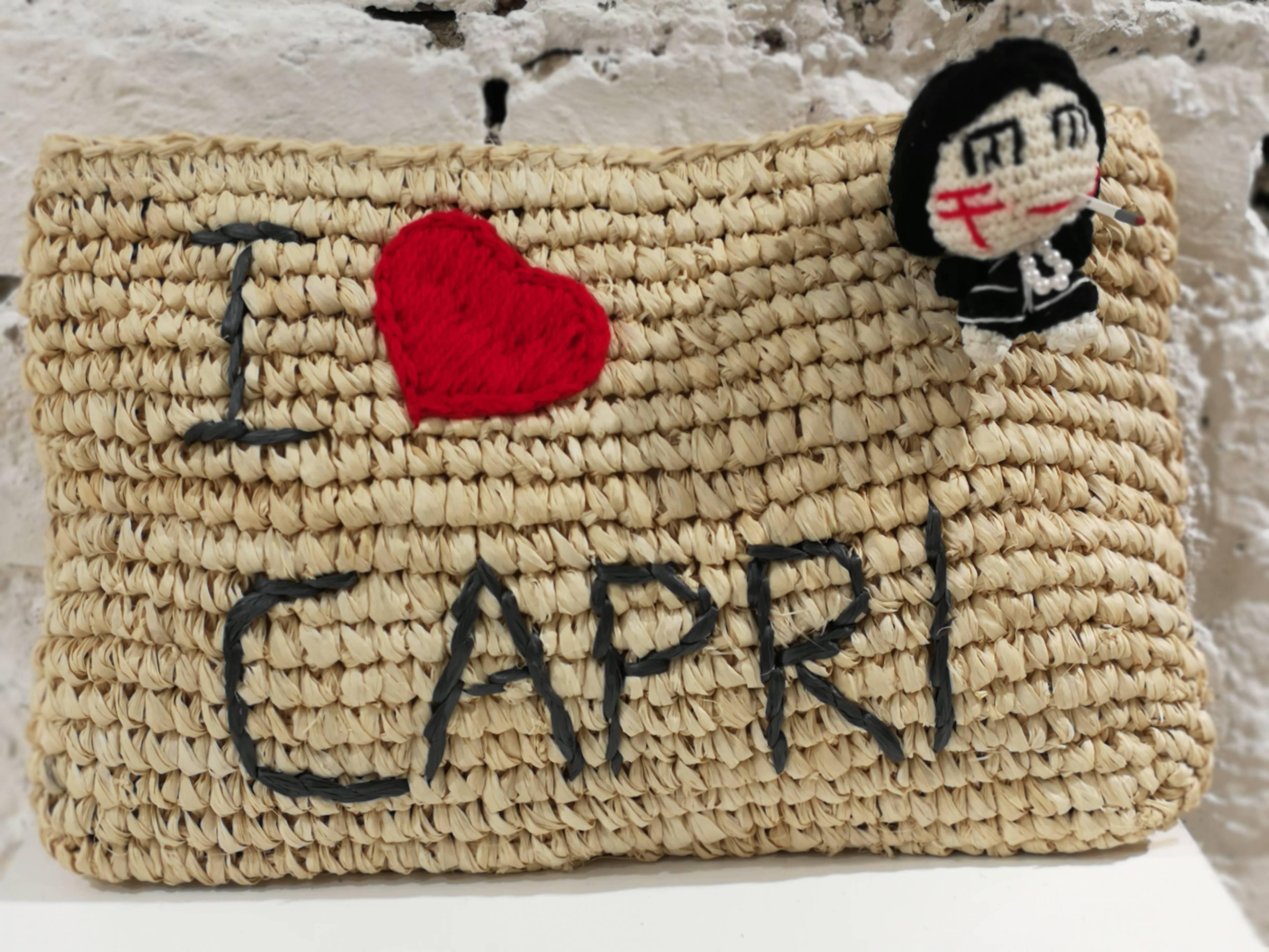 Mua Mua I Love Capri Raffia Nude Clutch Pochette

Capsule just for this store in Capri 

Embellished with Coco Doll Brooch that can be removed and replaced wherever you prefer

Measurements: 30 *18 cm